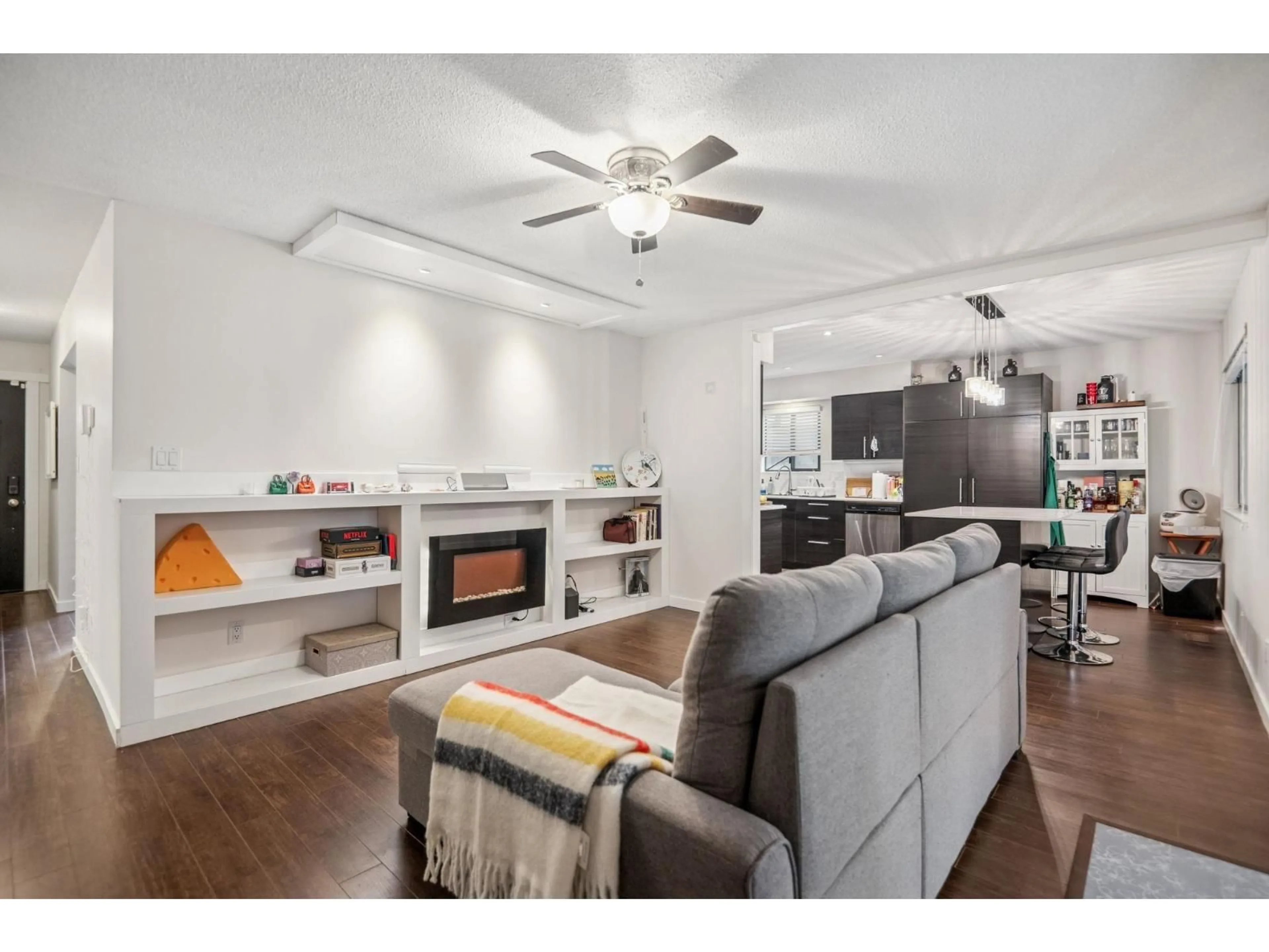 Living room with furniture, unknown for 6103 172B, Surrey British Columbia V3S6G6