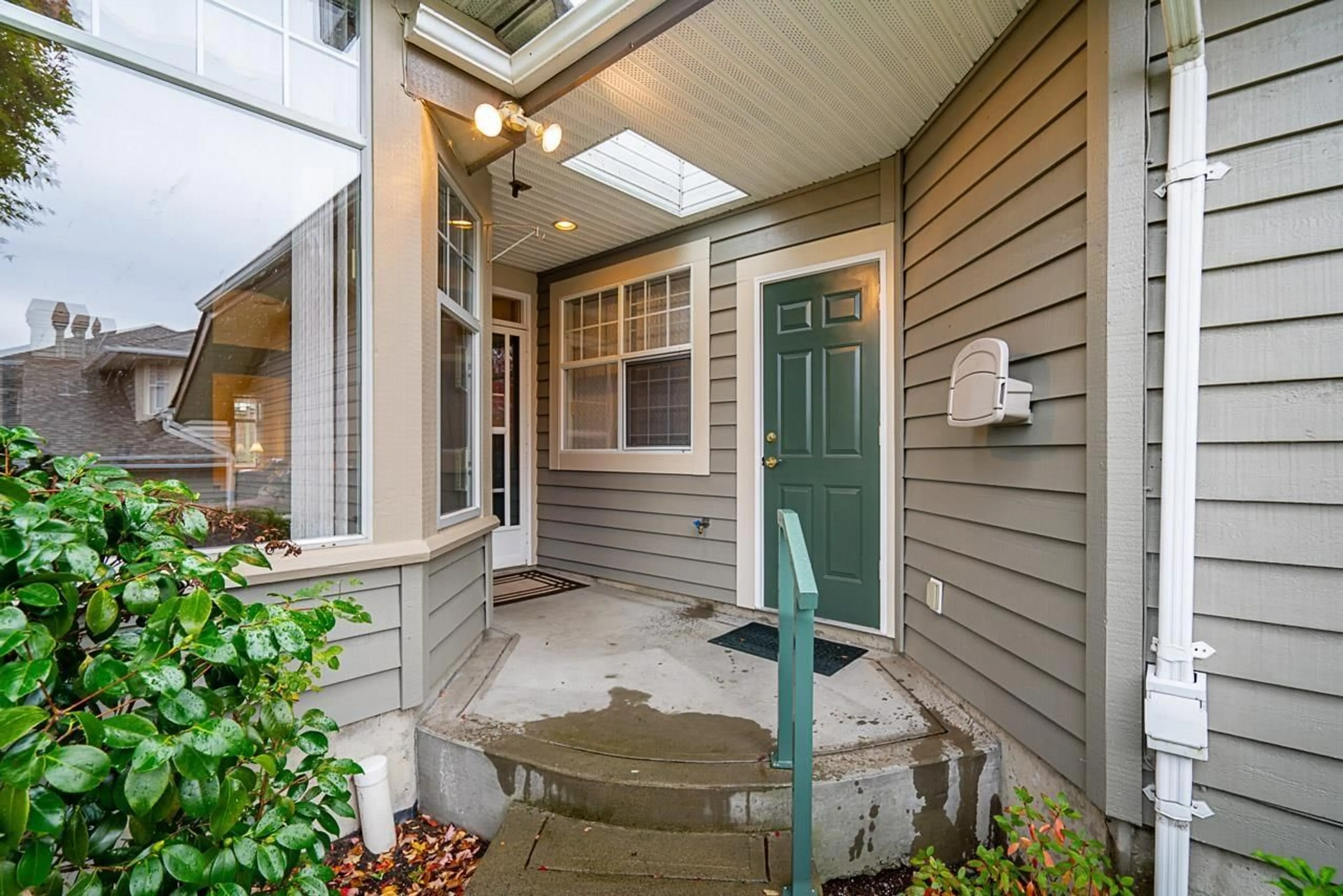Indoor entryway for 30 - 15020 27A, Surrey British Columbia V4P2Z9