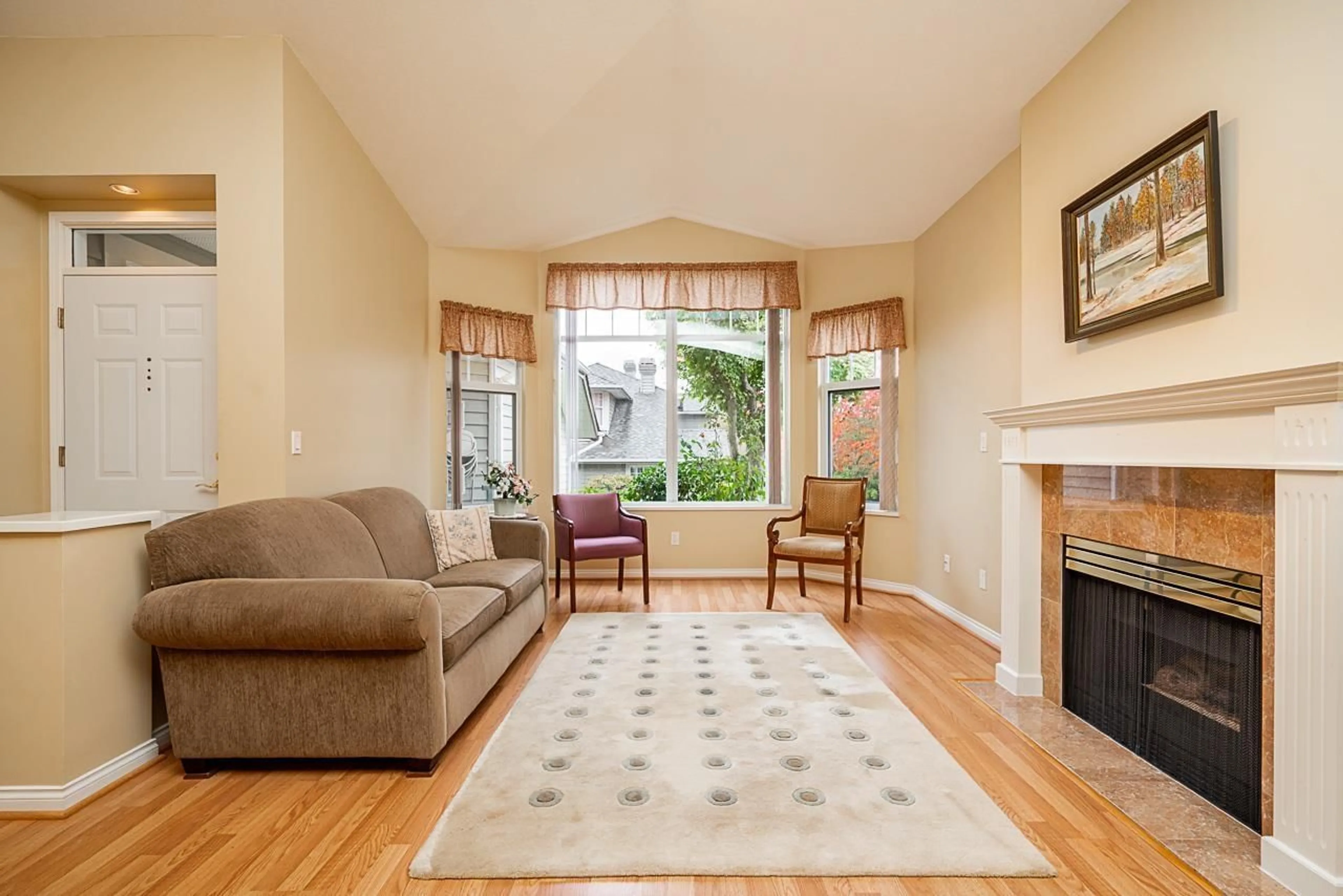 Living room with furniture, unknown for 30 - 15020 27A, Surrey British Columbia V4P2Z9