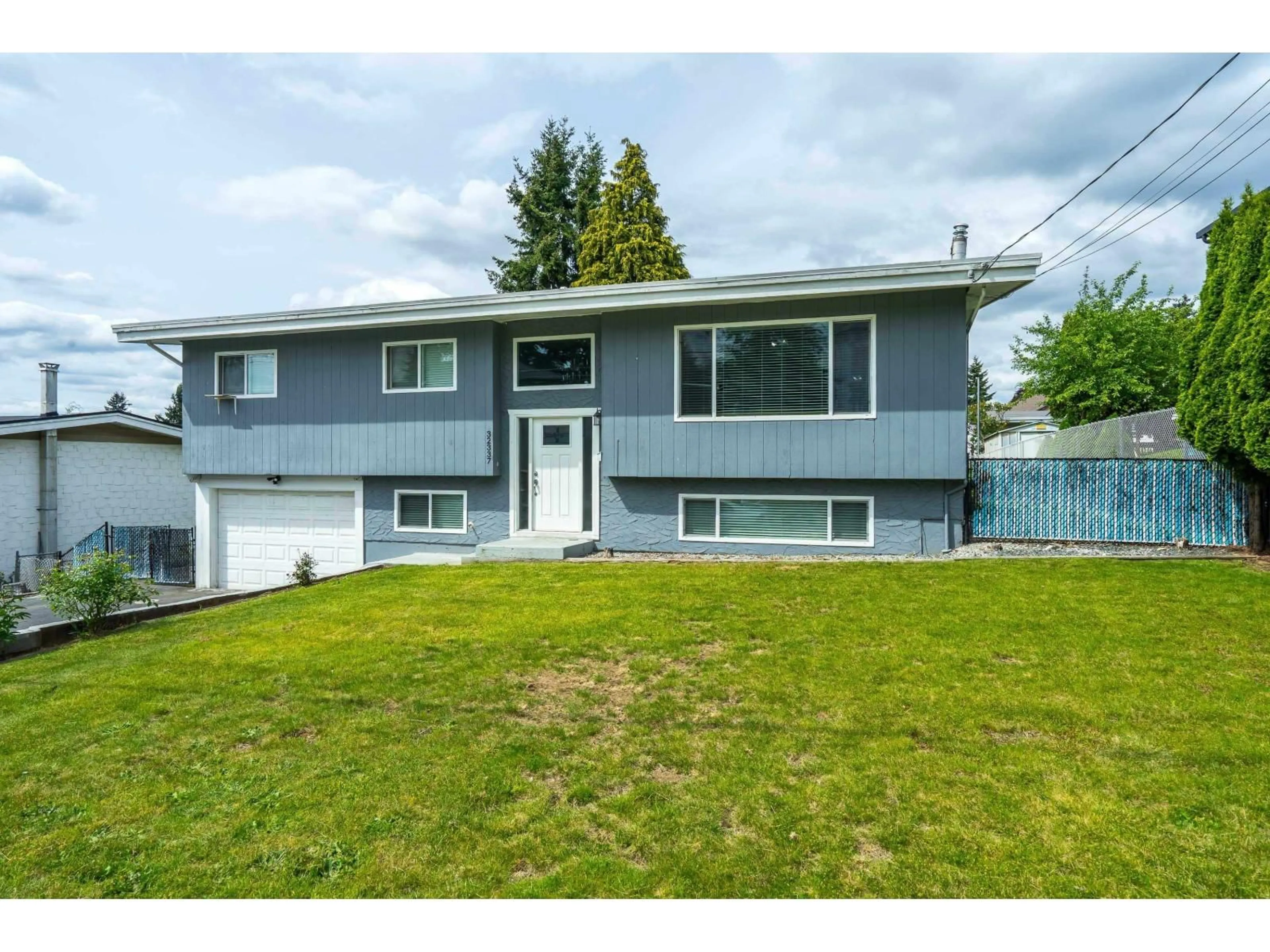 Home with vinyl exterior material, street for 32337 DOLPHIN, Abbotsford British Columbia V2T1G1