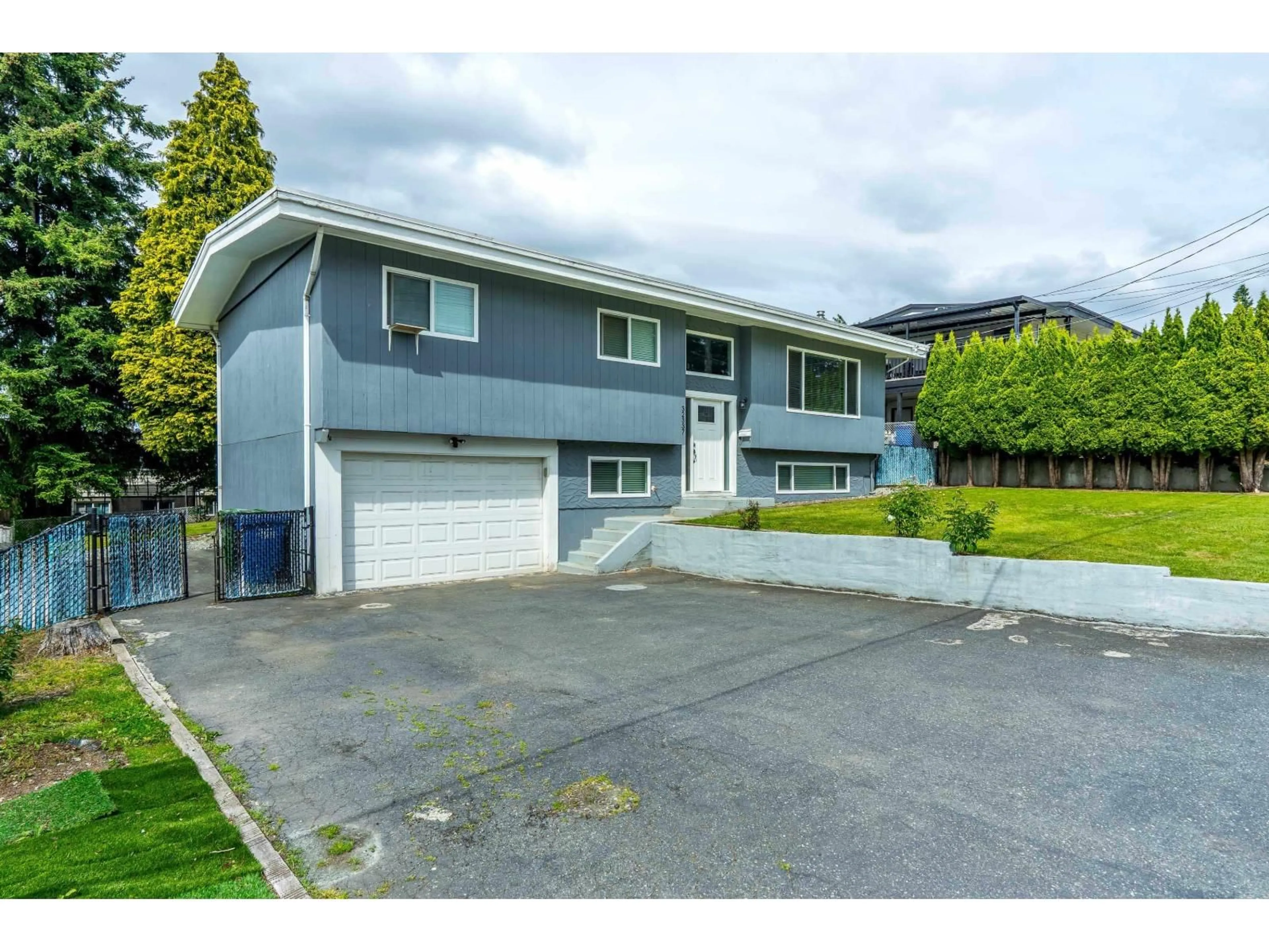 A pic from outside/outdoor area/front of a property/back of a property/a pic from drone, street for 32337 DOLPHIN, Abbotsford British Columbia V2T1G1