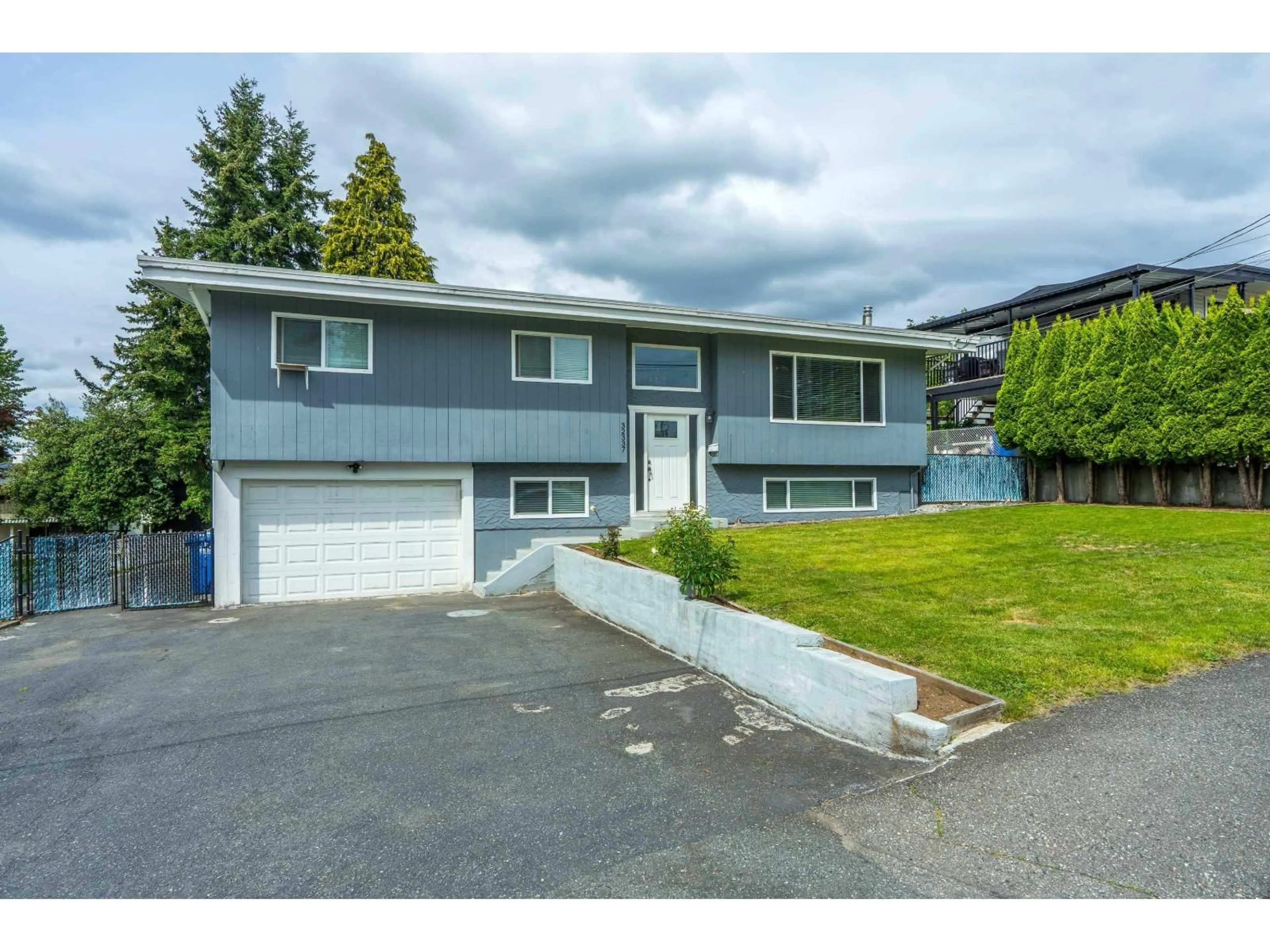 Home with vinyl exterior material, street for 32337 DOLPHIN, Abbotsford British Columbia V2T1G1