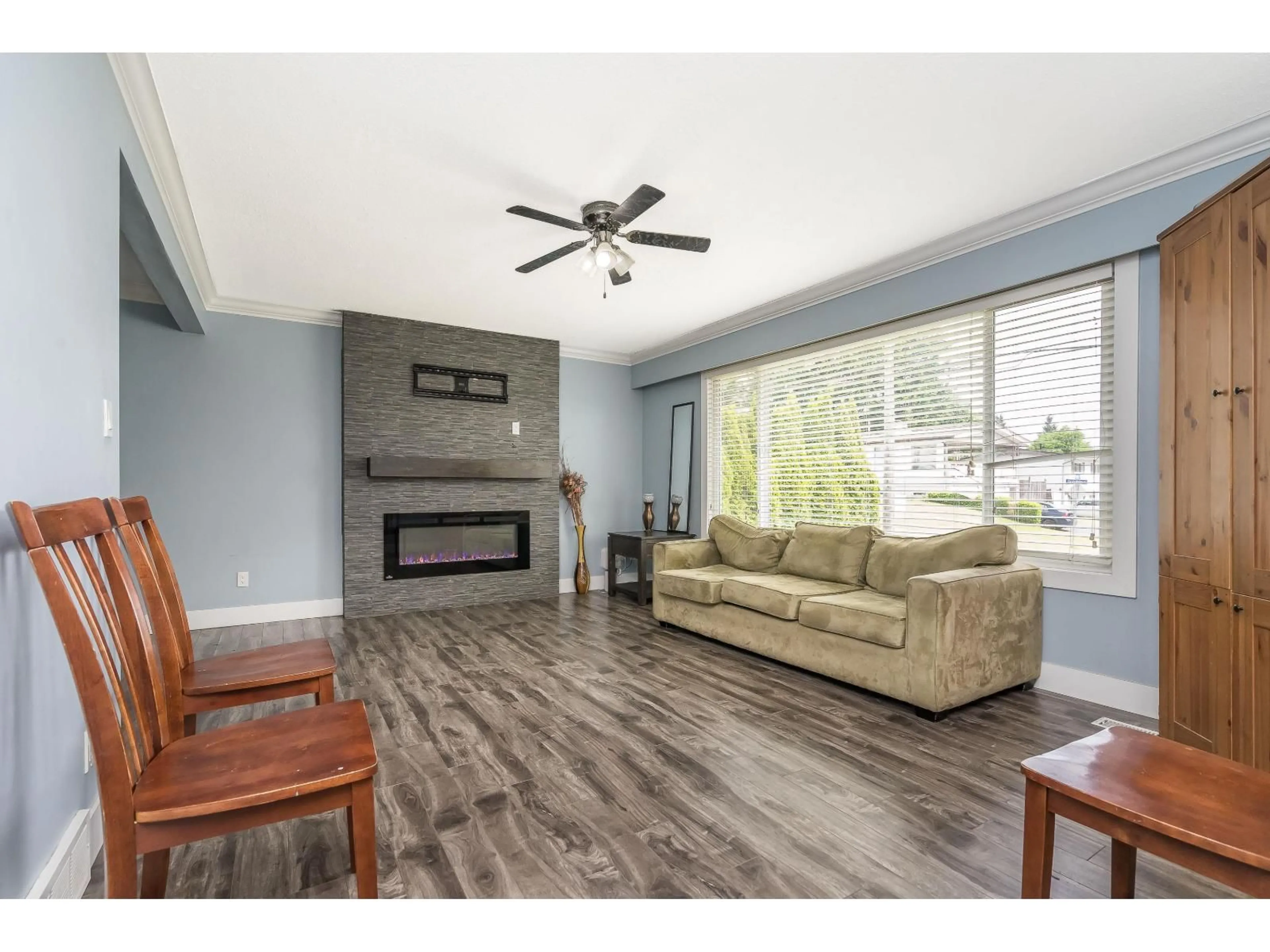 Living room with furniture, wood/laminate floor for 32337 DOLPHIN, Abbotsford British Columbia V2T1G1