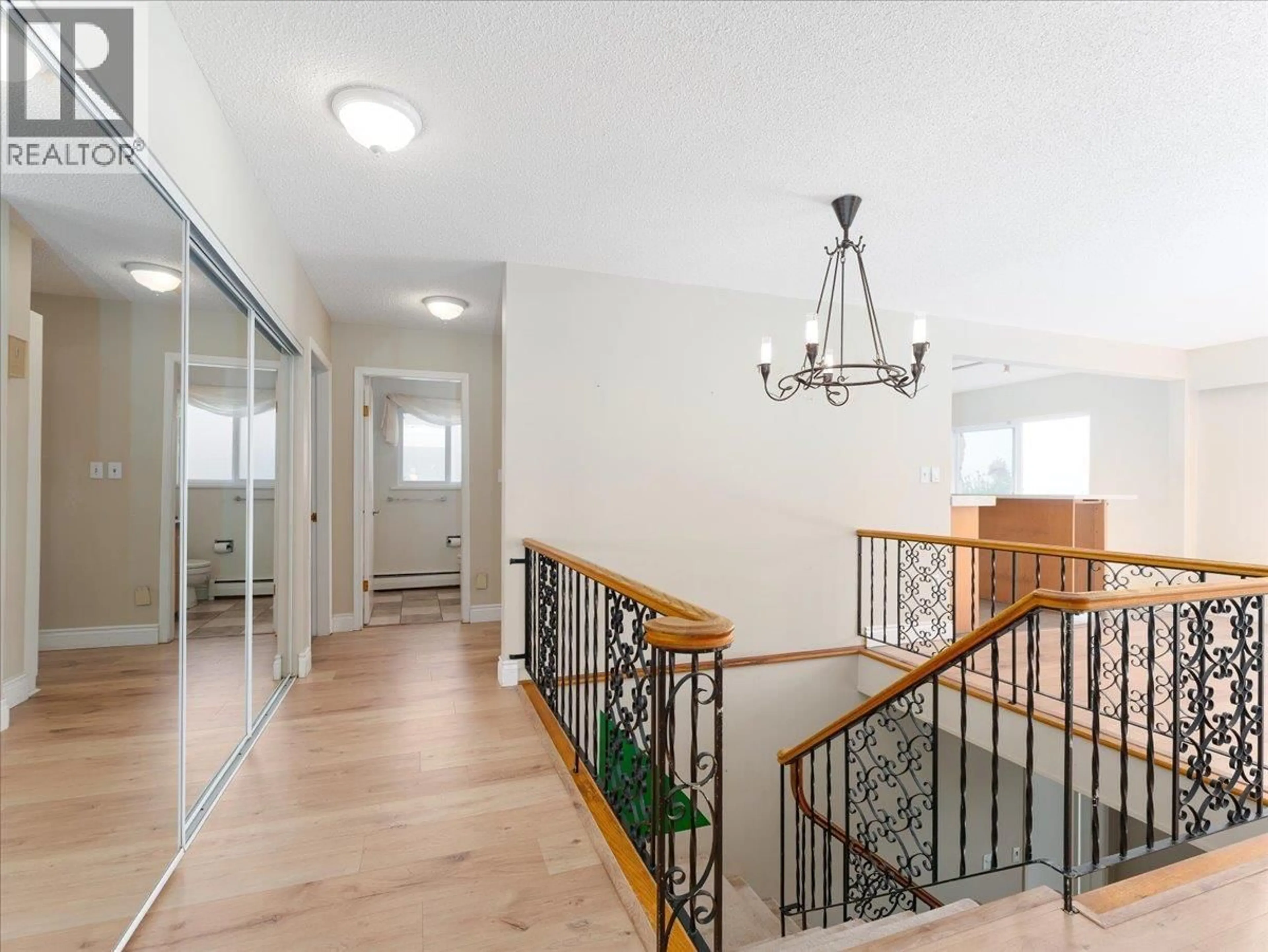 Indoor foyer for 1228 ADDERLEY STREET, North Vancouver British Columbia V7L1T7