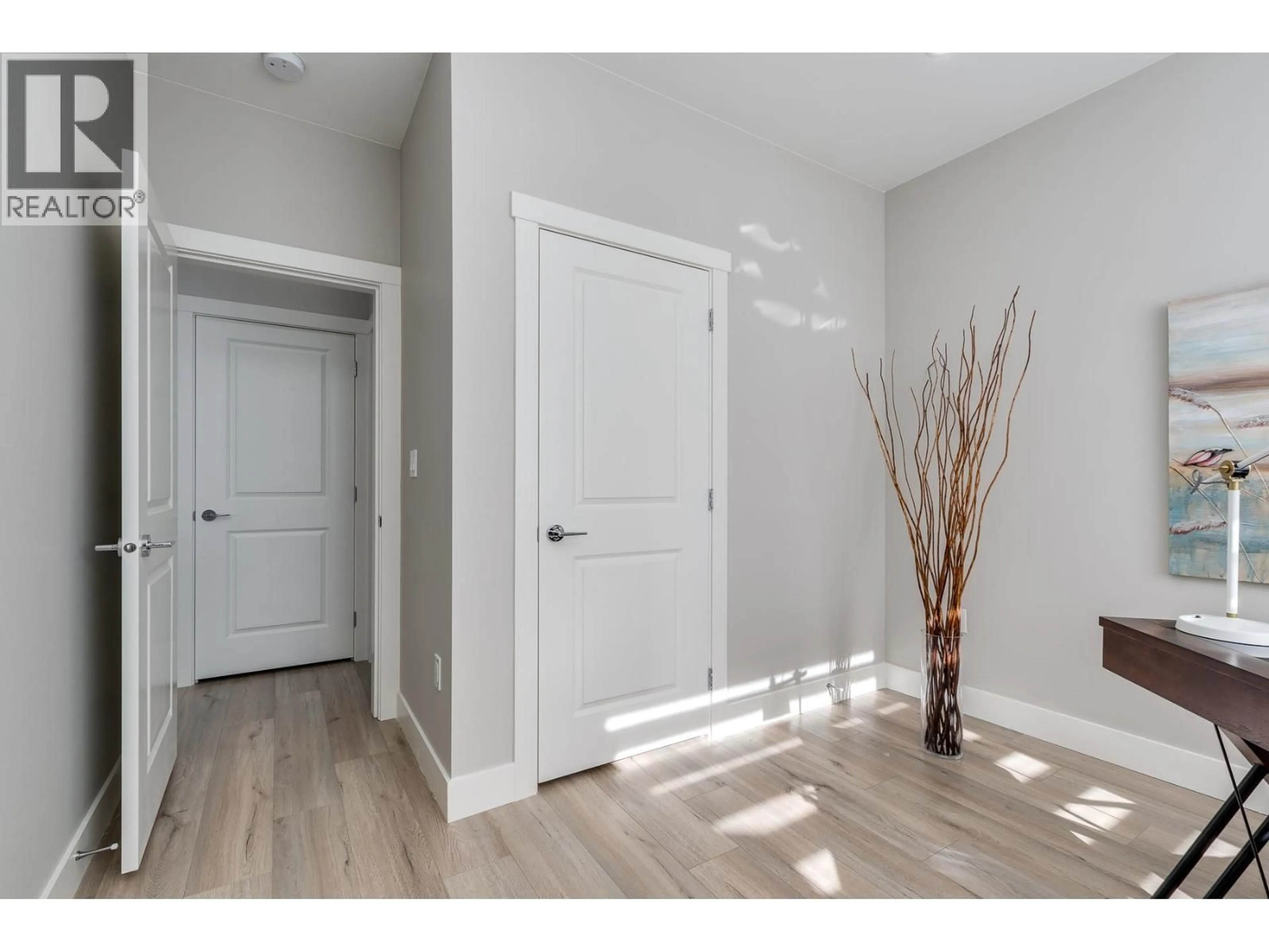 Indoor entryway for 3427 VICTORIA DRIVE, Coquitlam British Columbia V3B2V5