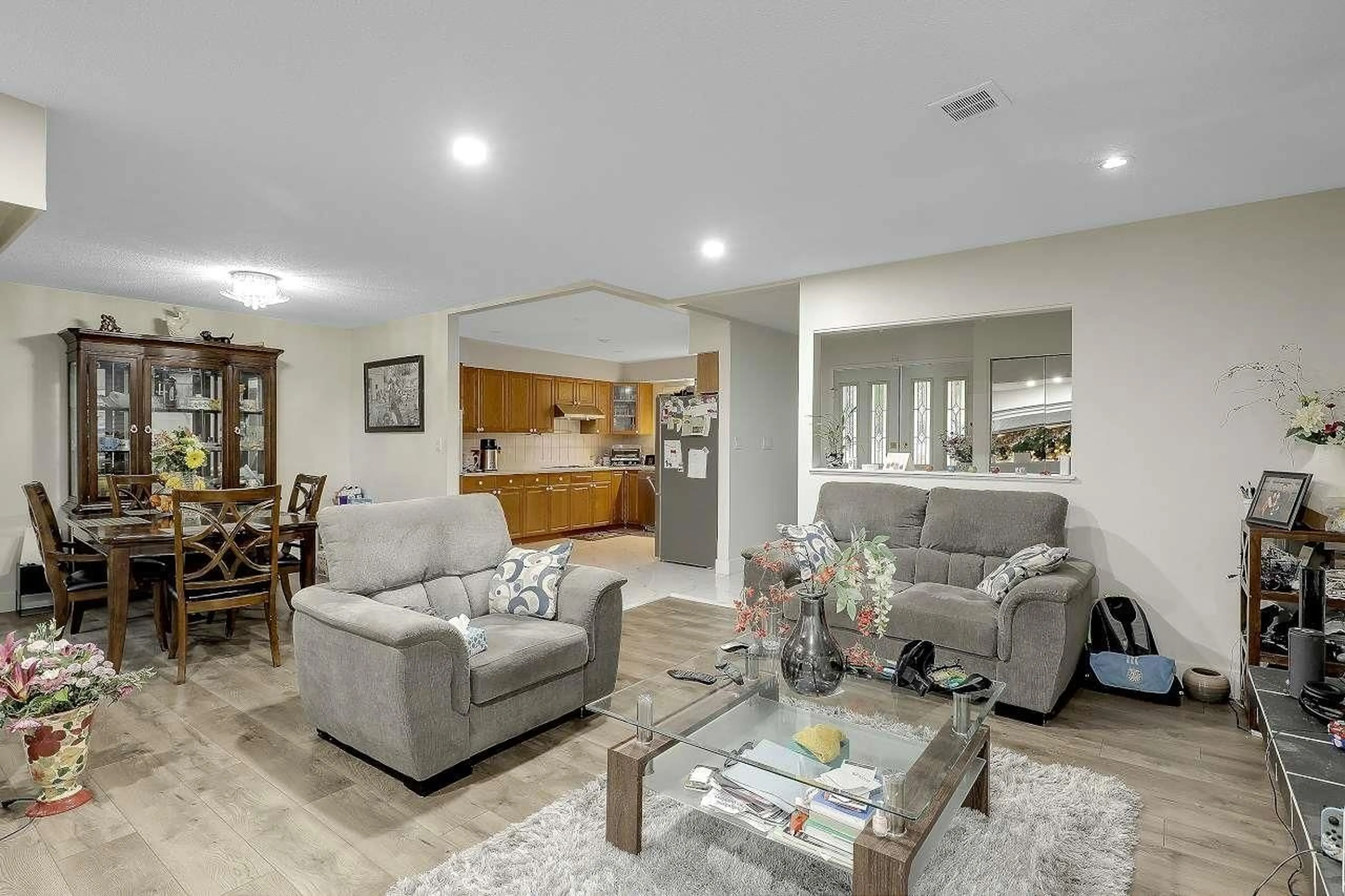 Living room with furniture, ceramic/tile floor for 7985 MODESTO, Delta British Columbia V4C4A9