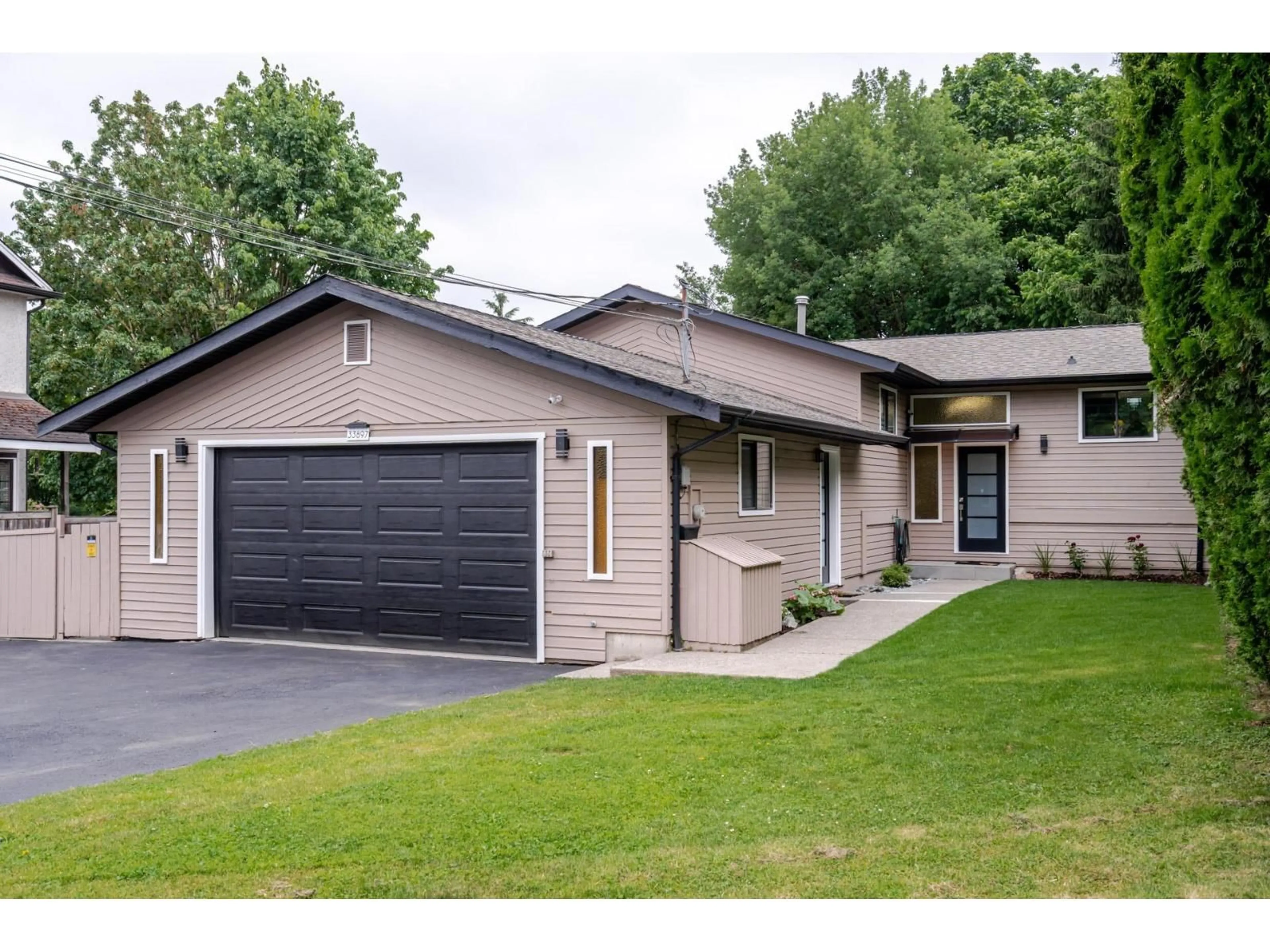 Home with vinyl exterior material, street for 33897 WALNUT, Abbotsford British Columbia V2S2S2