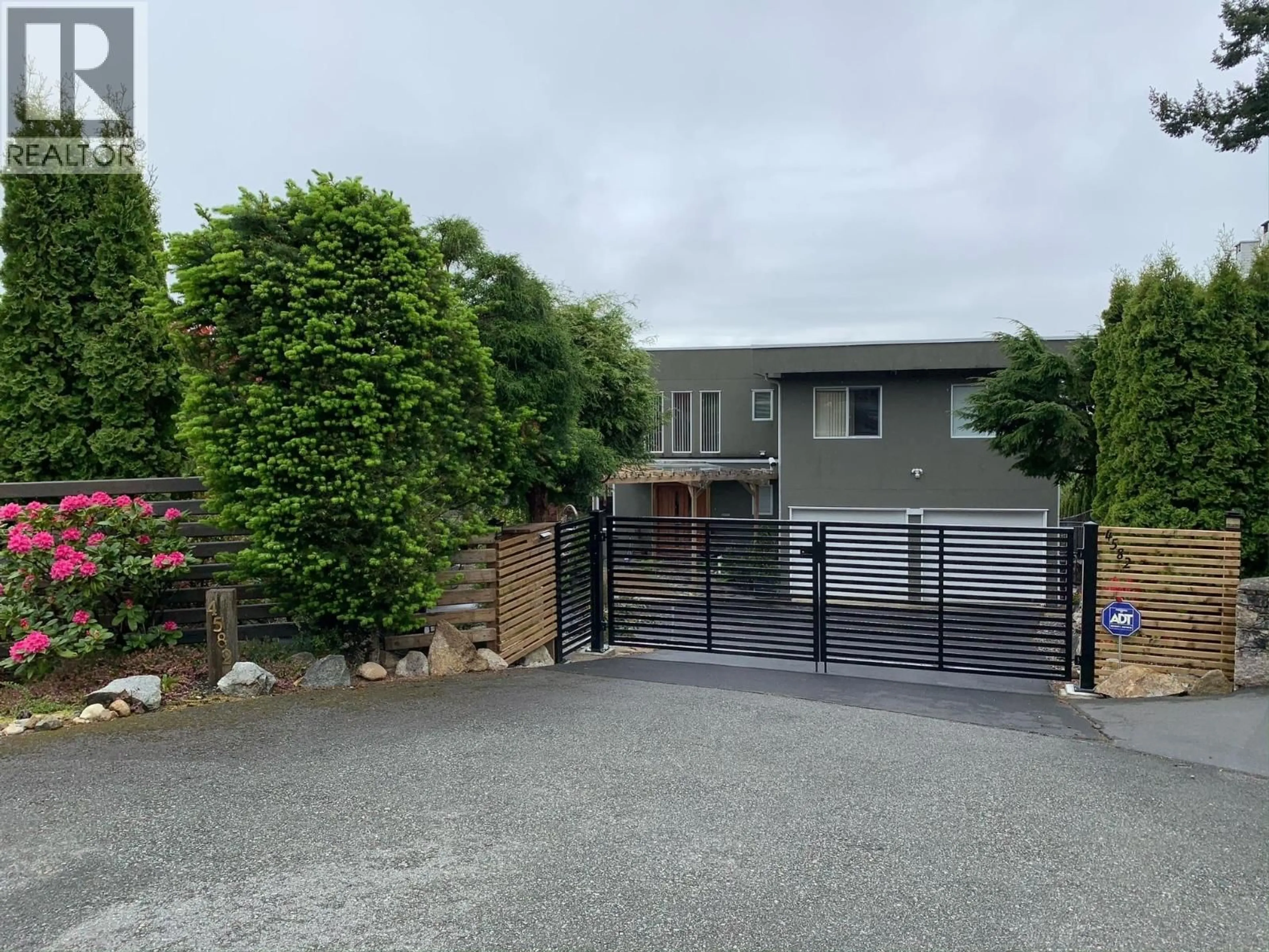 A pic from outside/outdoor area/front of a property/back of a property/a pic from drone, street for 4582 WOODGREEN COURT, West Vancouver British Columbia V7S2V7