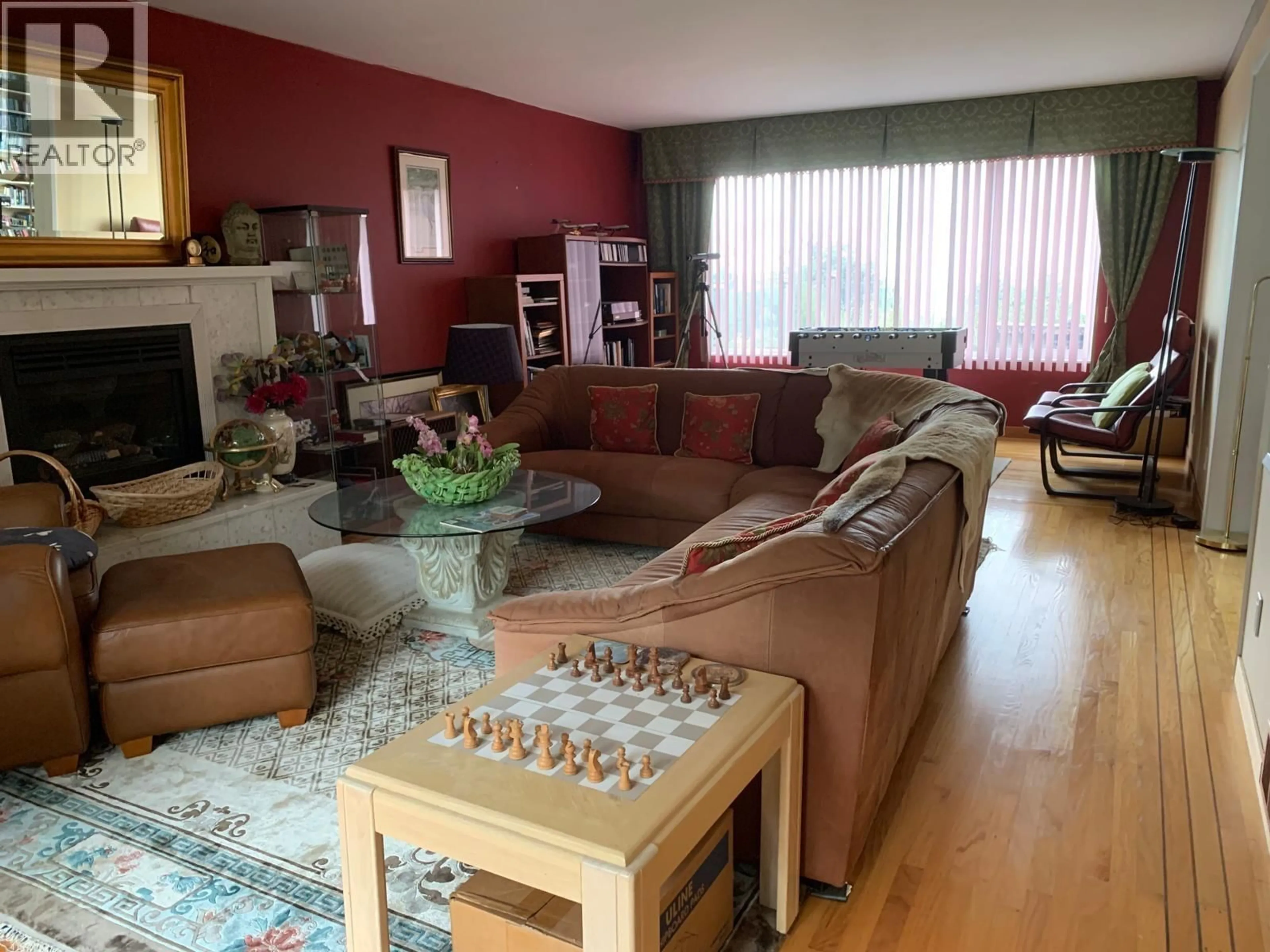 Living room with furniture, wood/laminate floor for 4582 WOODGREEN COURT, West Vancouver British Columbia V7S2V7