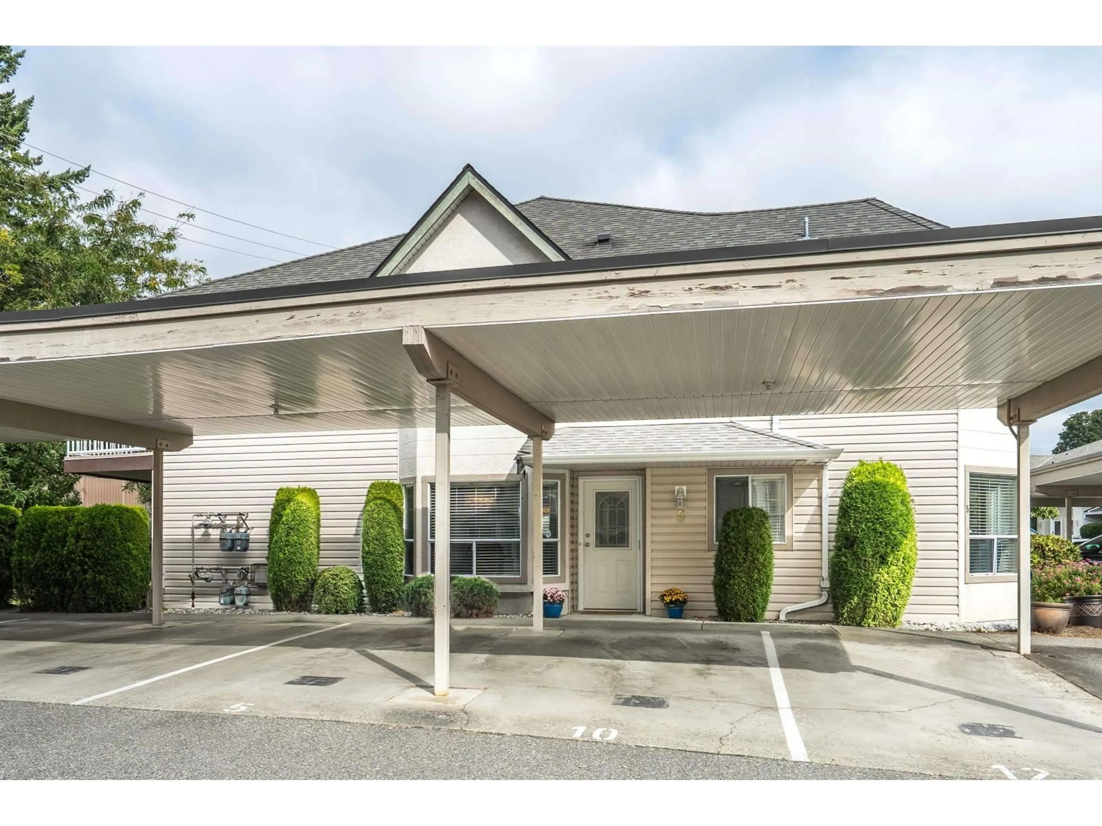 Indoor foyer for 5 - 3380 GLADWIN, Abbotsford British Columbia V2S7G1