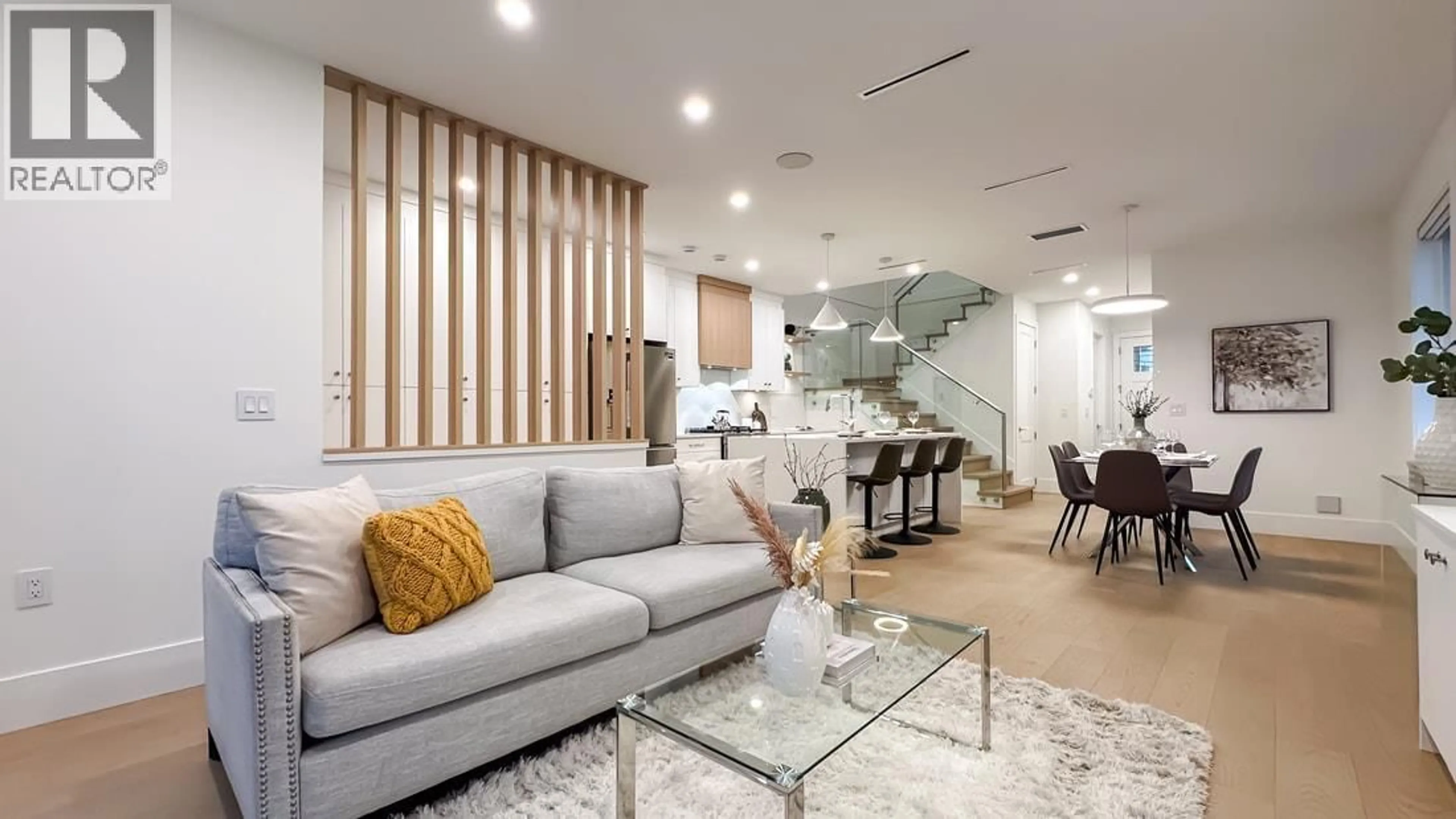 Living room with furniture, unknown for 3927 FOREST STREET, Burnaby British Columbia V5G1W7