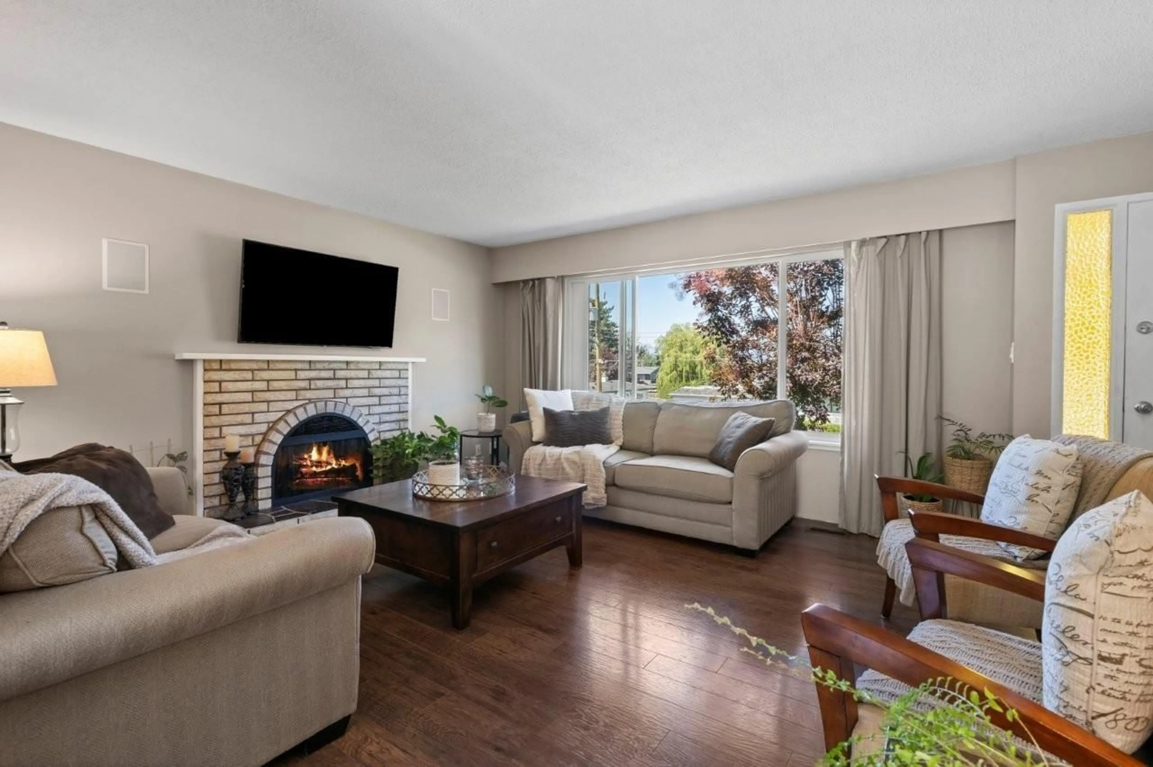 Living room with furniture, unknown for 34448 ETON, Abbotsford British Columbia V2S4W3