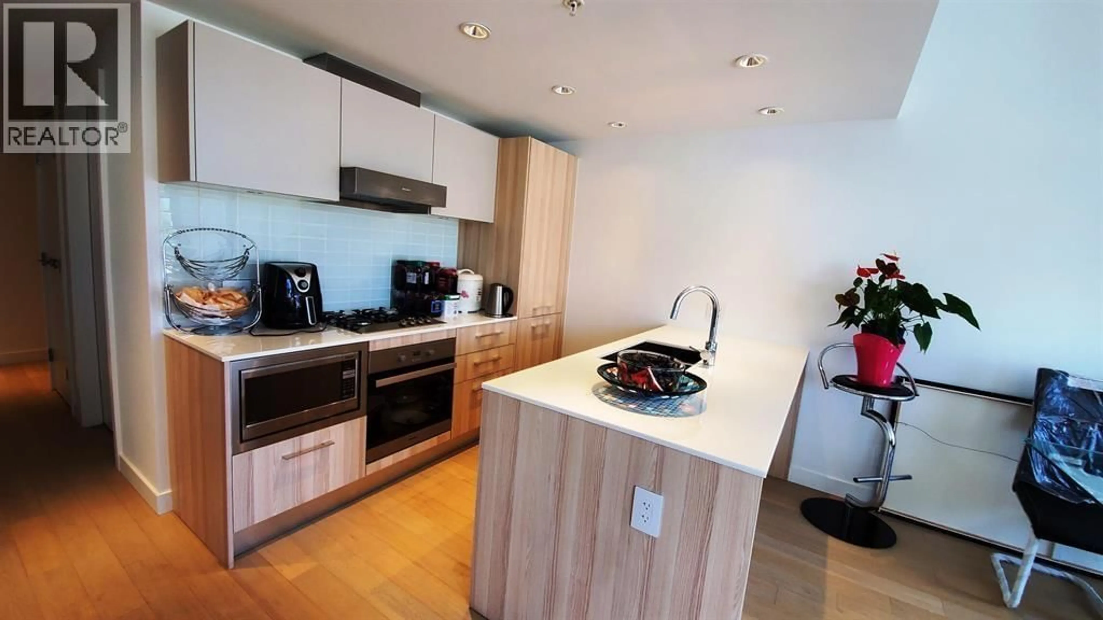 Standard kitchen, wood/laminate floor for 312 - 2220 KINGSWAY, Vancouver British Columbia V5N2T7