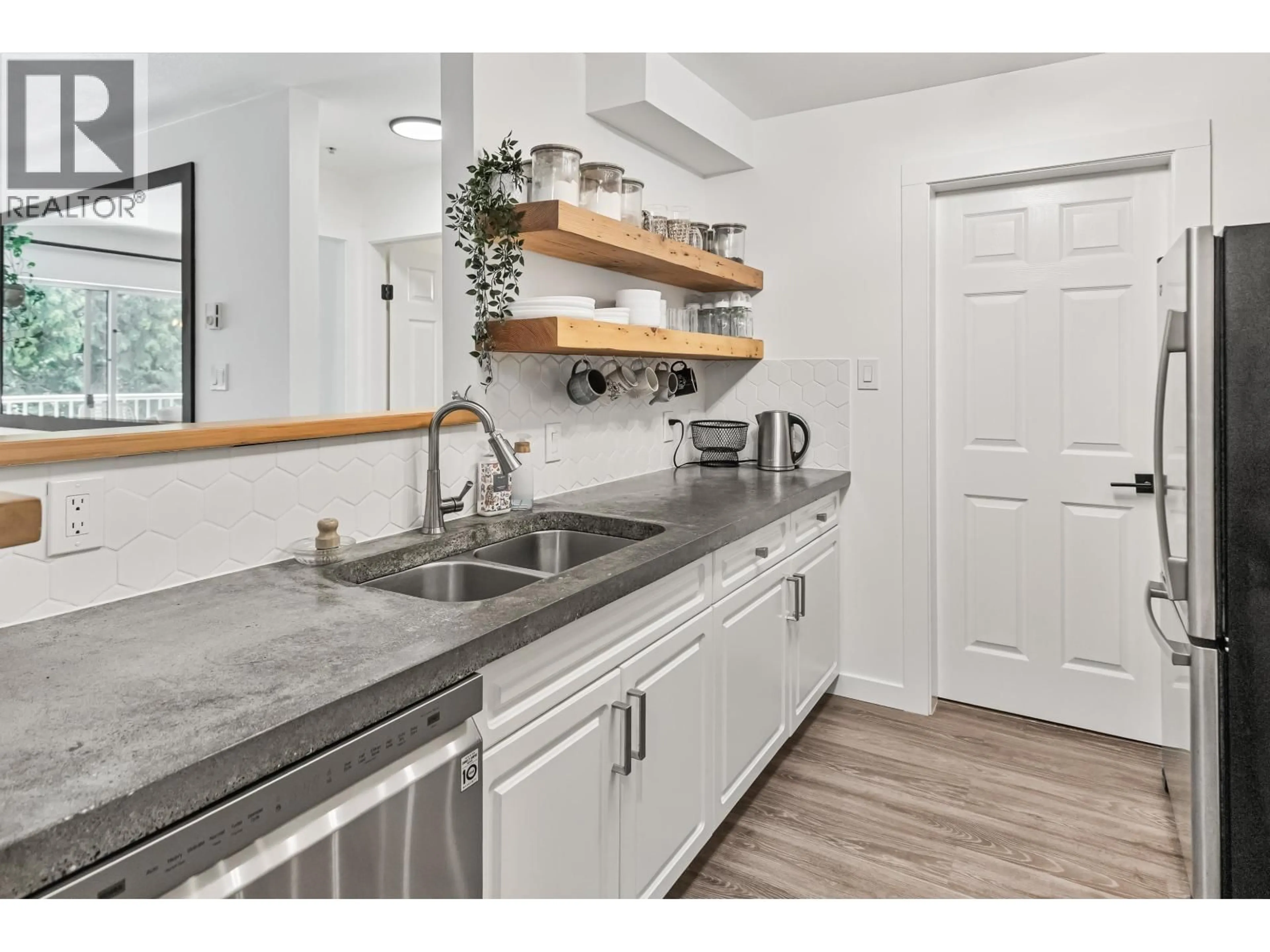 Open concept kitchen, ceramic/tile floor for 404 - 12206 224 STREET, Maple Ridge British Columbia V2X6B8