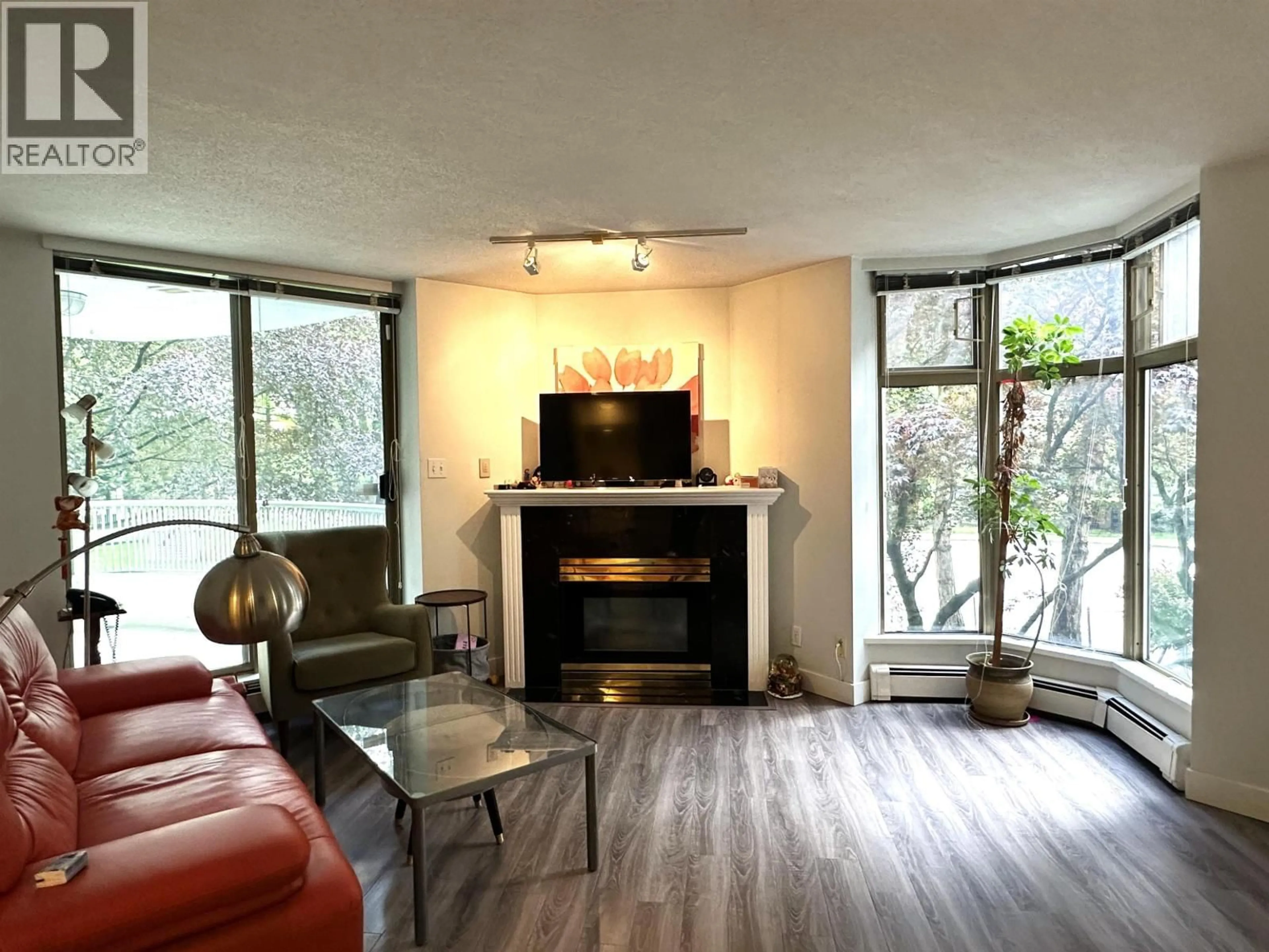 Living room with furniture, unknown for 201 - 6188 PATTERSON AVENUE, Burnaby British Columbia V5H2N1