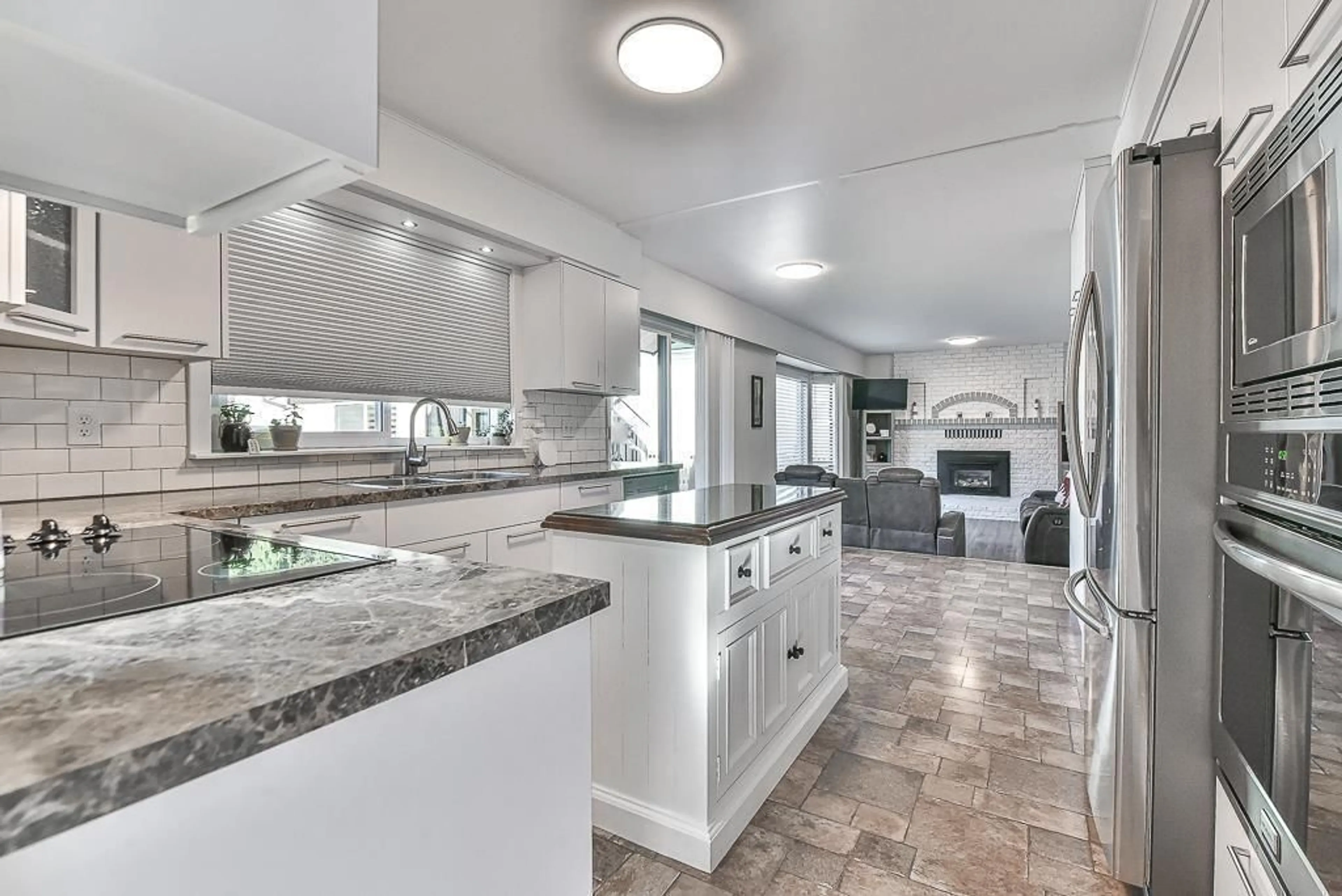 Open concept kitchen, ceramic/tile floor for 1648 KEMPLEY, Abbotsford British Columbia V2S5A6