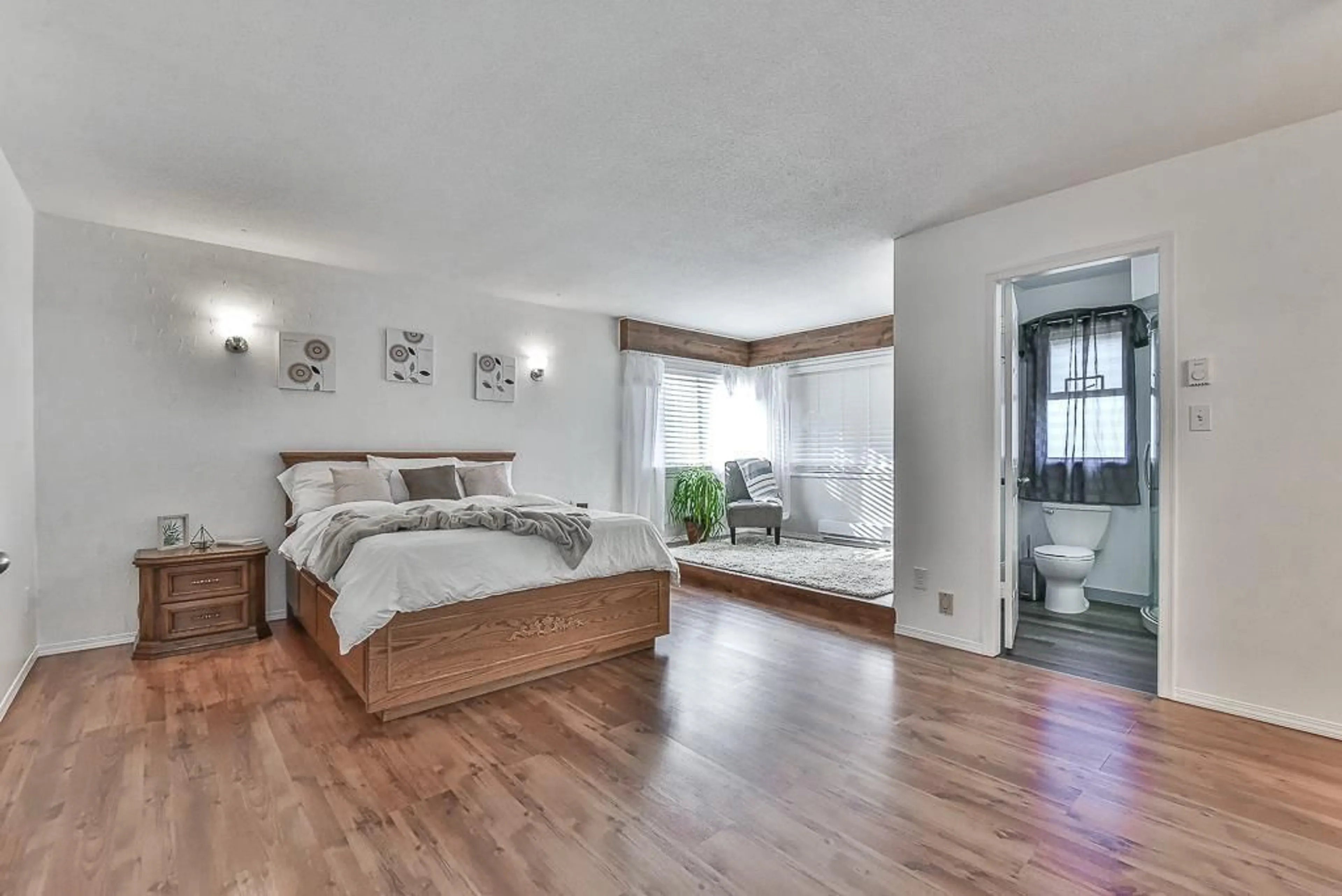 Bedroom with bed, wood/laminate floor for 1648 KEMPLEY, Abbotsford British Columbia V2S5A6