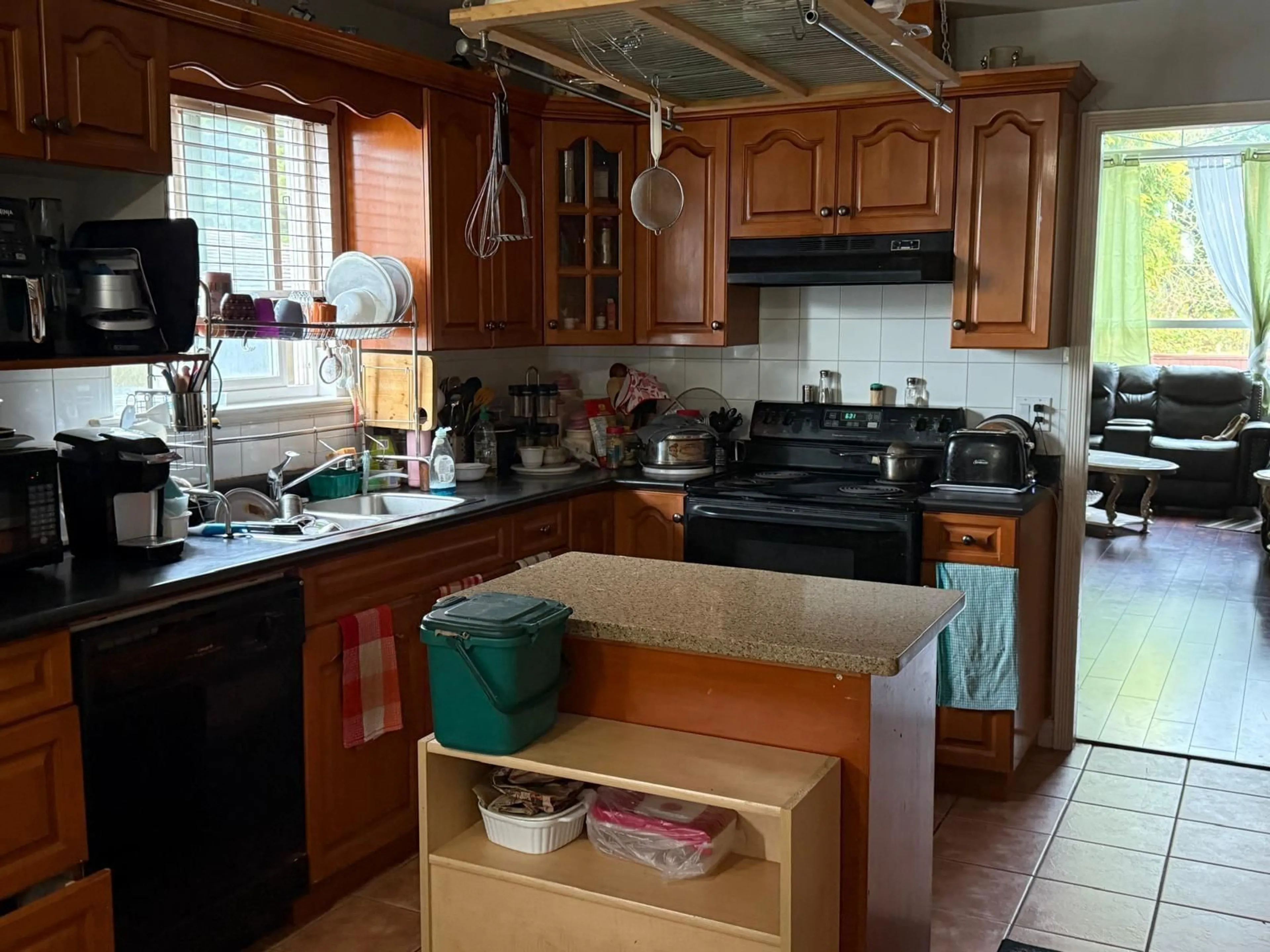 Standard kitchen, unknown for 12560 64, Surrey British Columbia V3W1W9