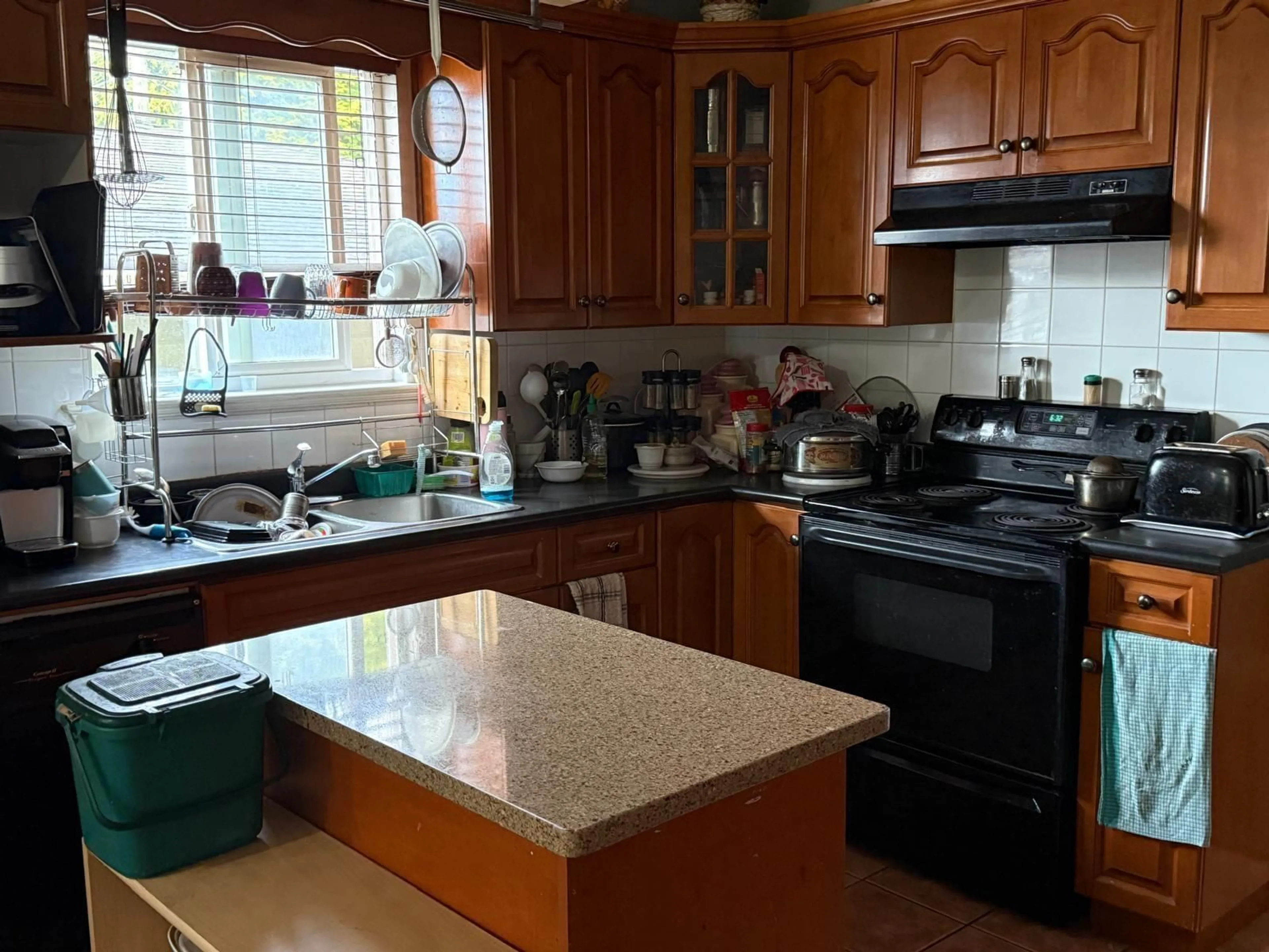 Standard kitchen, unknown for 12560 64, Surrey British Columbia V3W1W9