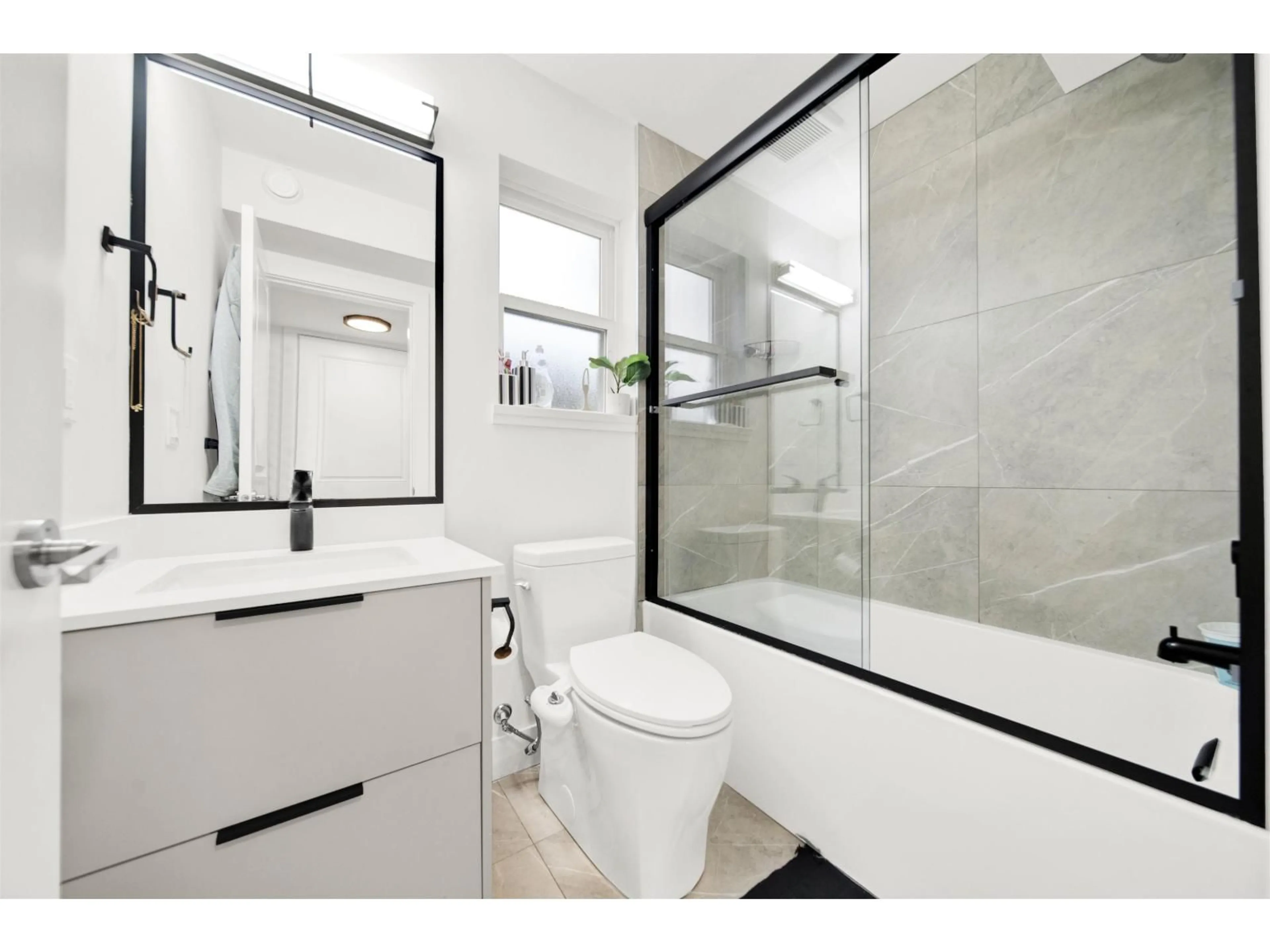 Contemporary bathroom, ceramic/tile floor for 33 - 10488 124, Surrey British Columbia V3V0E9