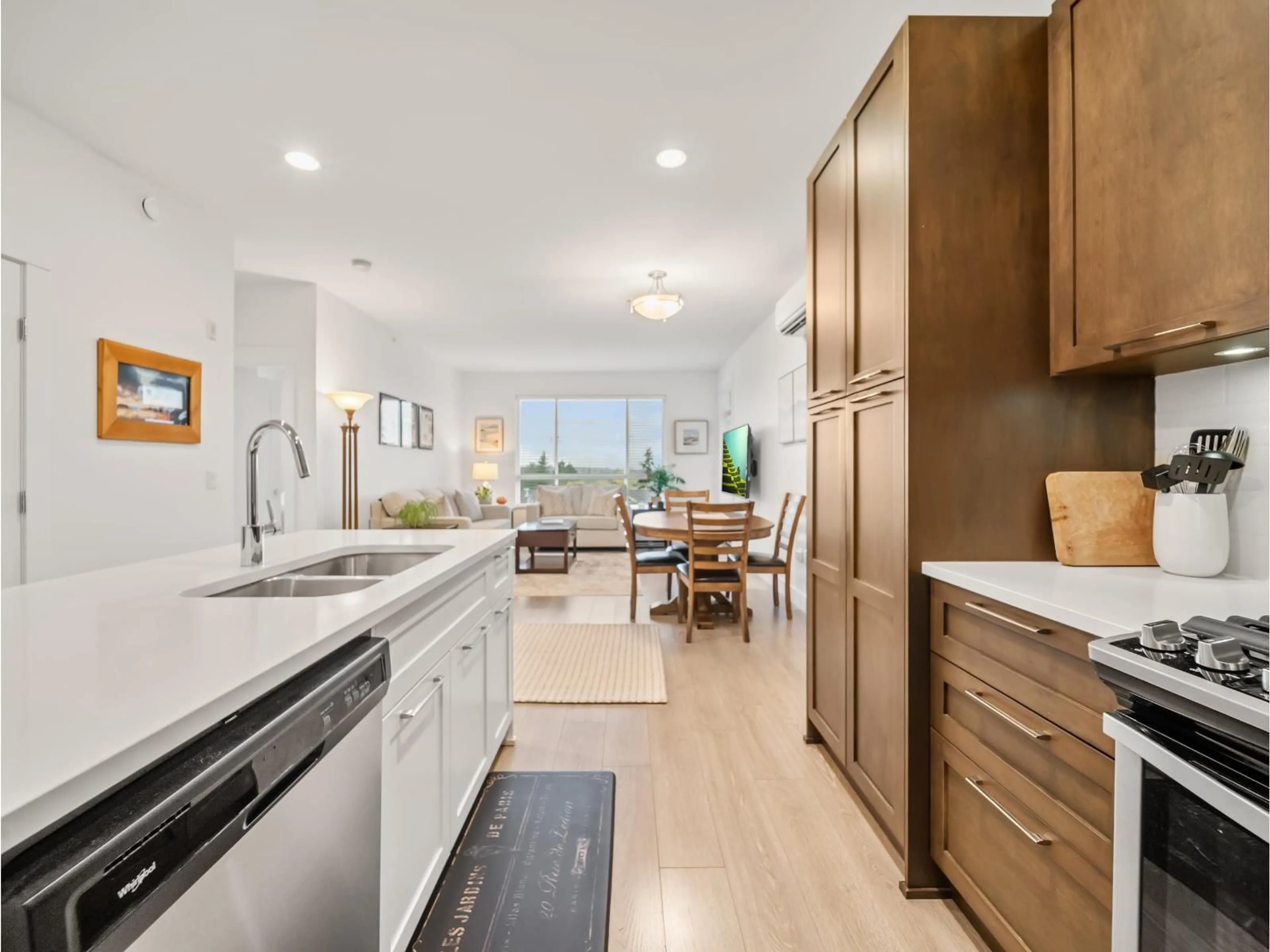 Open concept kitchen, ceramic/tile floor for 412 - 22087 49, Langley British Columbia V3A0K4