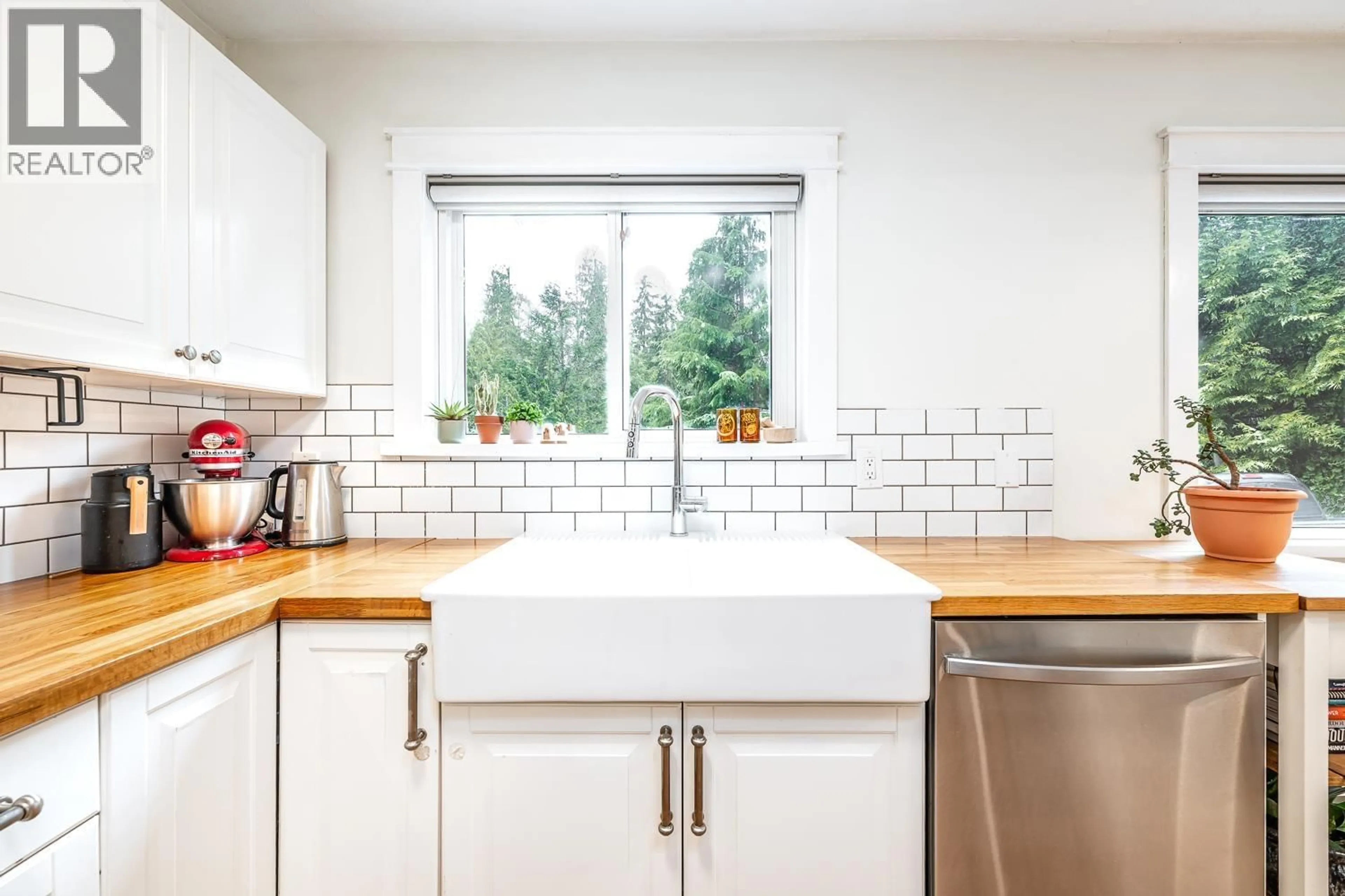 Contemporary kitchen, ceramic/tile floor for 40628 PERTH DRIVE, Squamish British Columbia V0N1T0