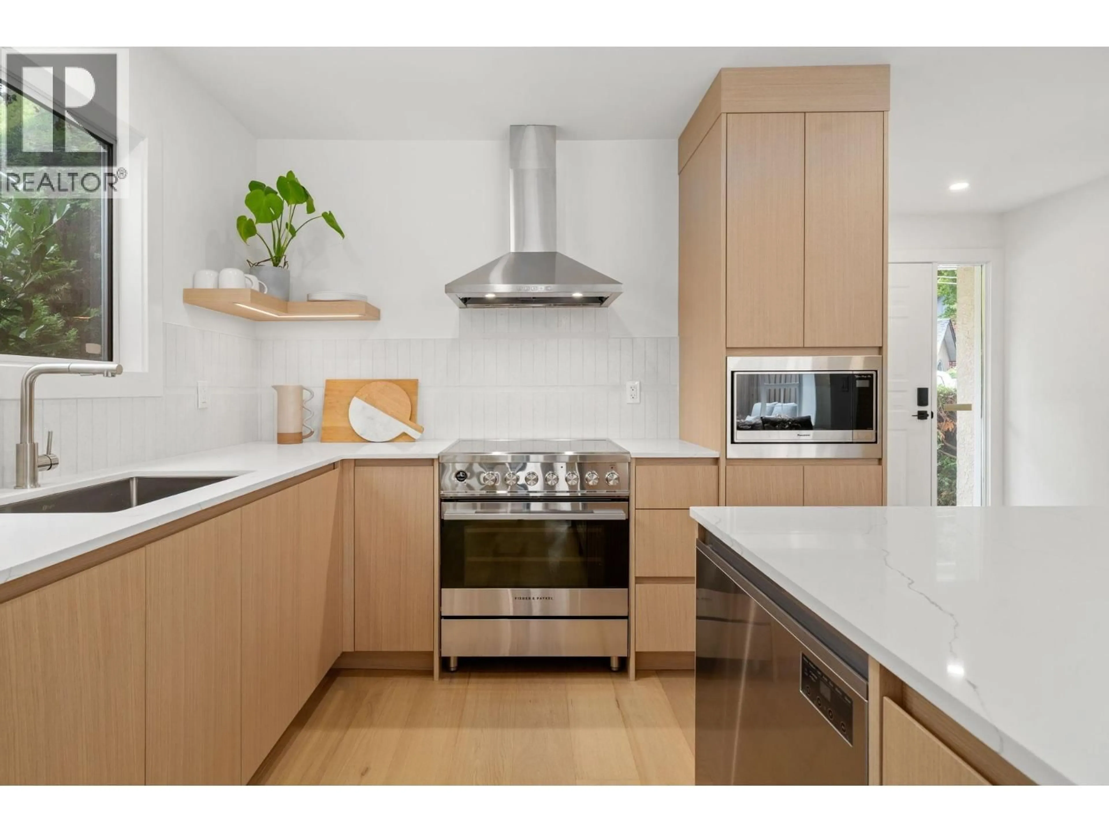 Contemporary kitchen, unknown for 18 - 901 17TH STREET, North Vancouver British Columbia V7P1V8