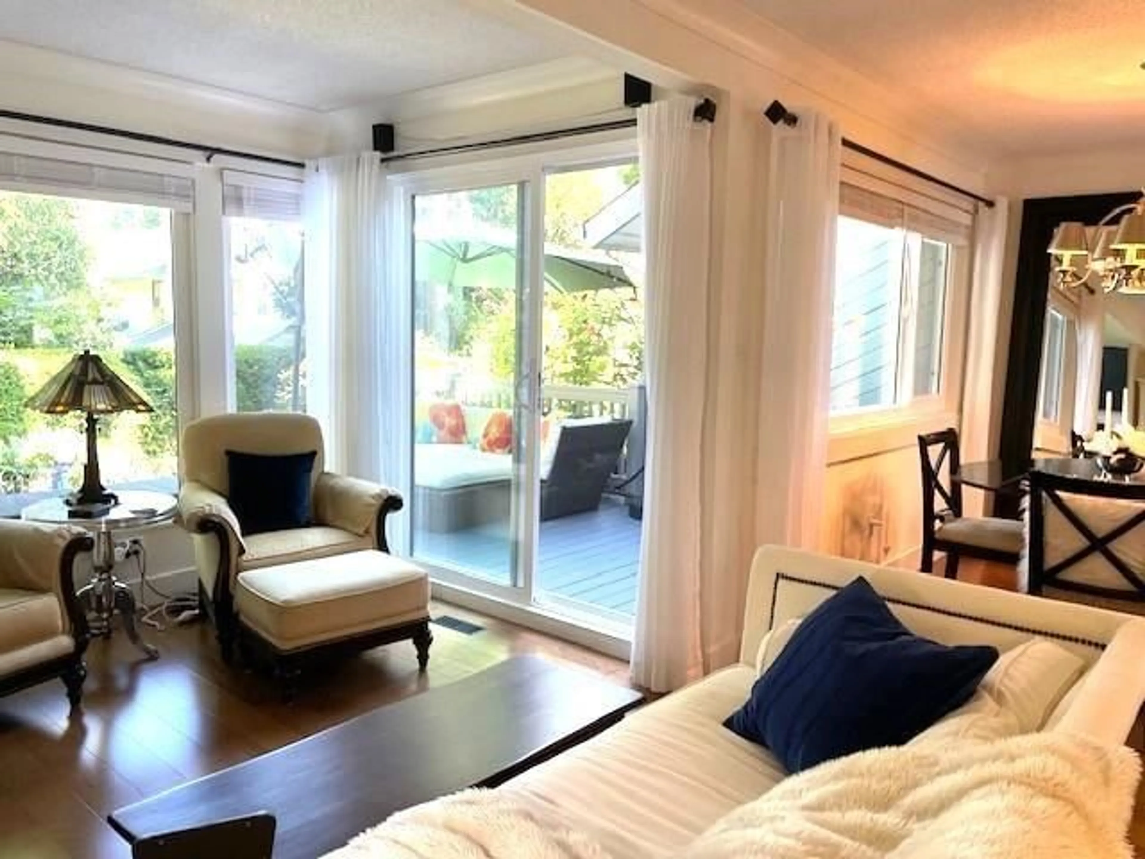 Living room with furniture, wood/laminate floor for 15863 ALDER, Surrey British Columbia V4A5J1