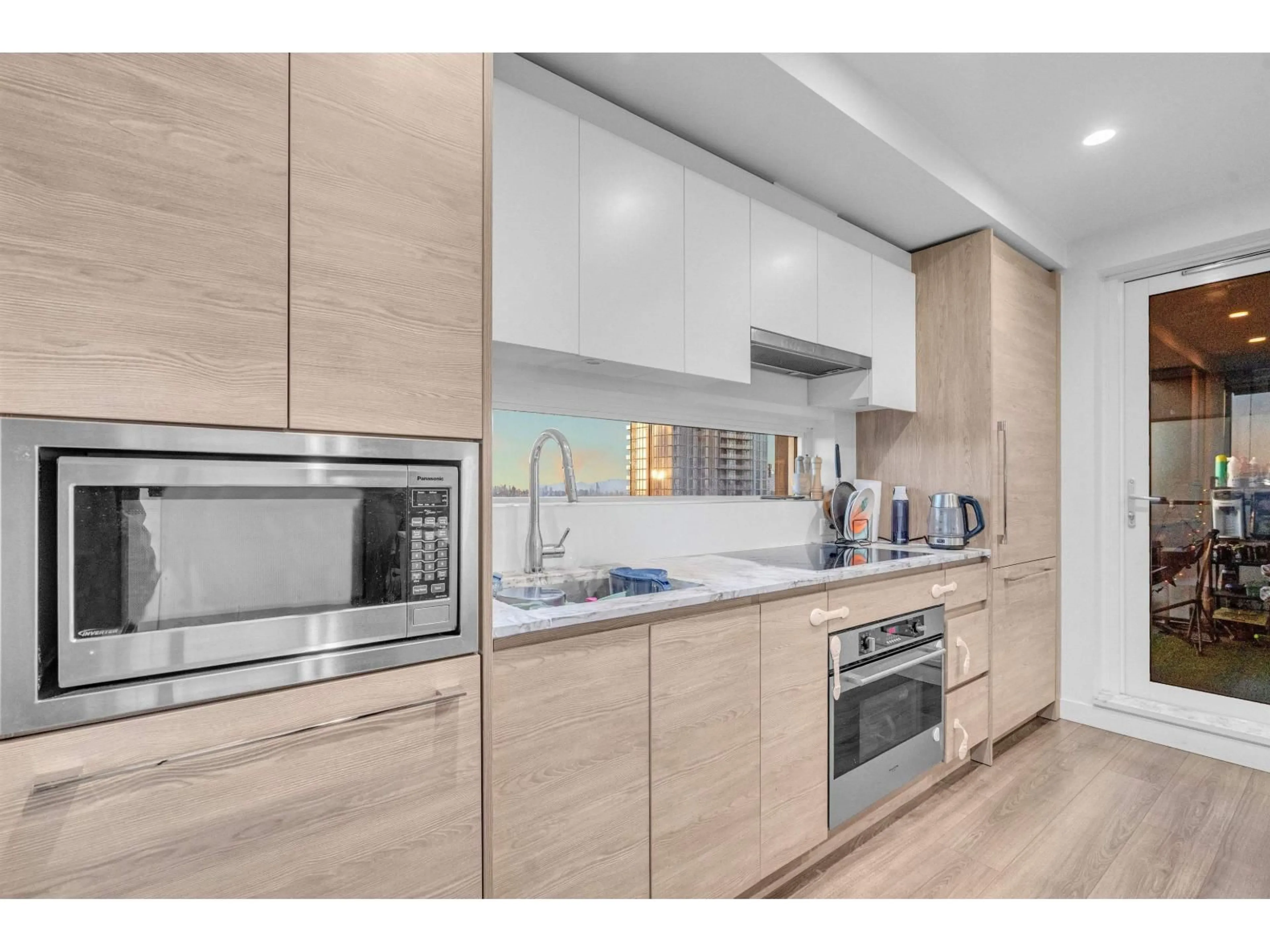 Standard kitchen, wood/laminate floor for 2703 - 13615 FRASER, Surrey British Columbia V3T0P7