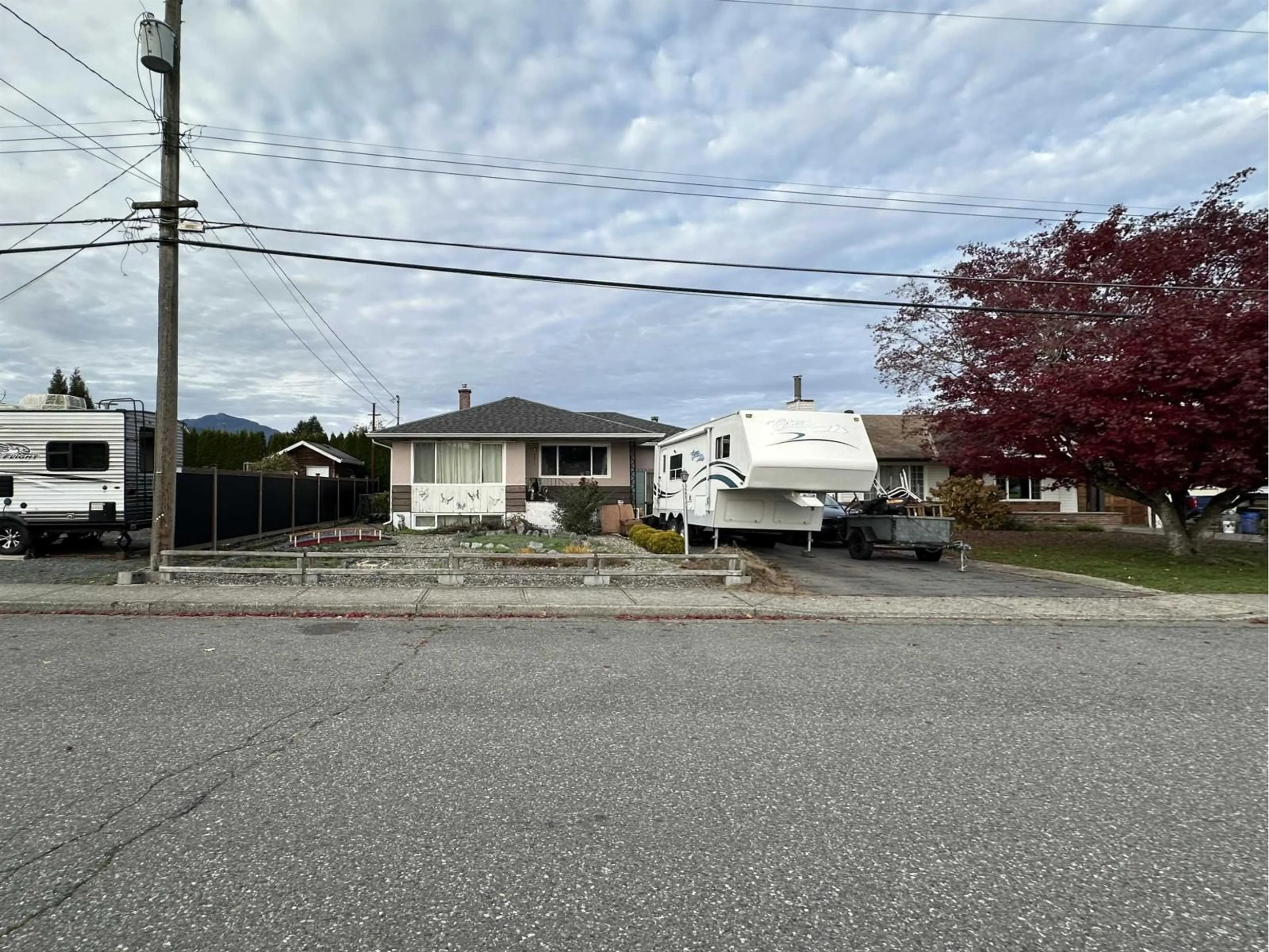 A pic from outside/outdoor area/front of a property/back of a property/a pic from drone, street for 46517 MAPLE AVENUE, Chilliwack British Columbia V2P2K1