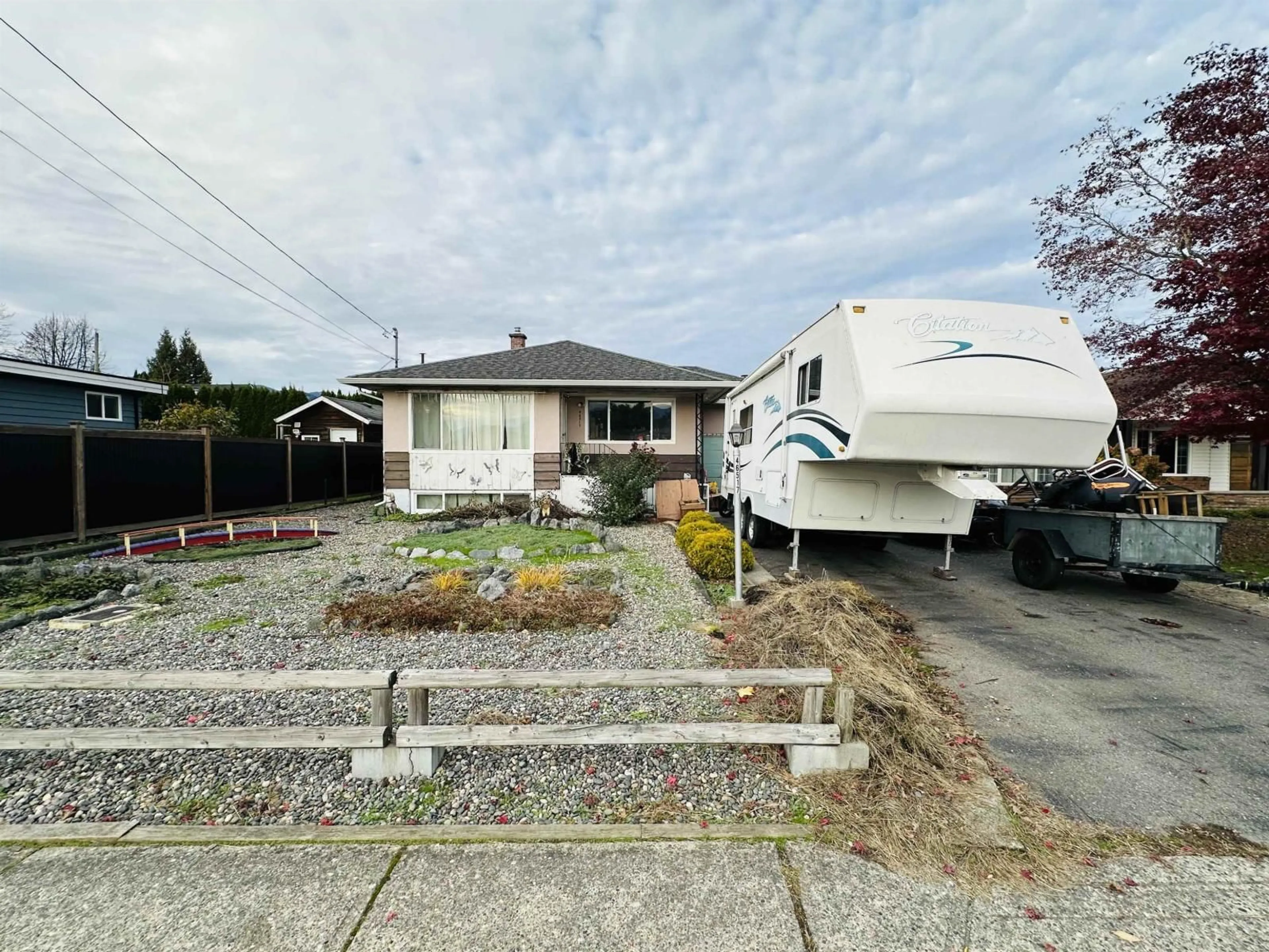 A pic from outside/outdoor area/front of a property/back of a property/a pic from drone, street for 46517 MAPLE AVENUE, Chilliwack British Columbia V2P2K1