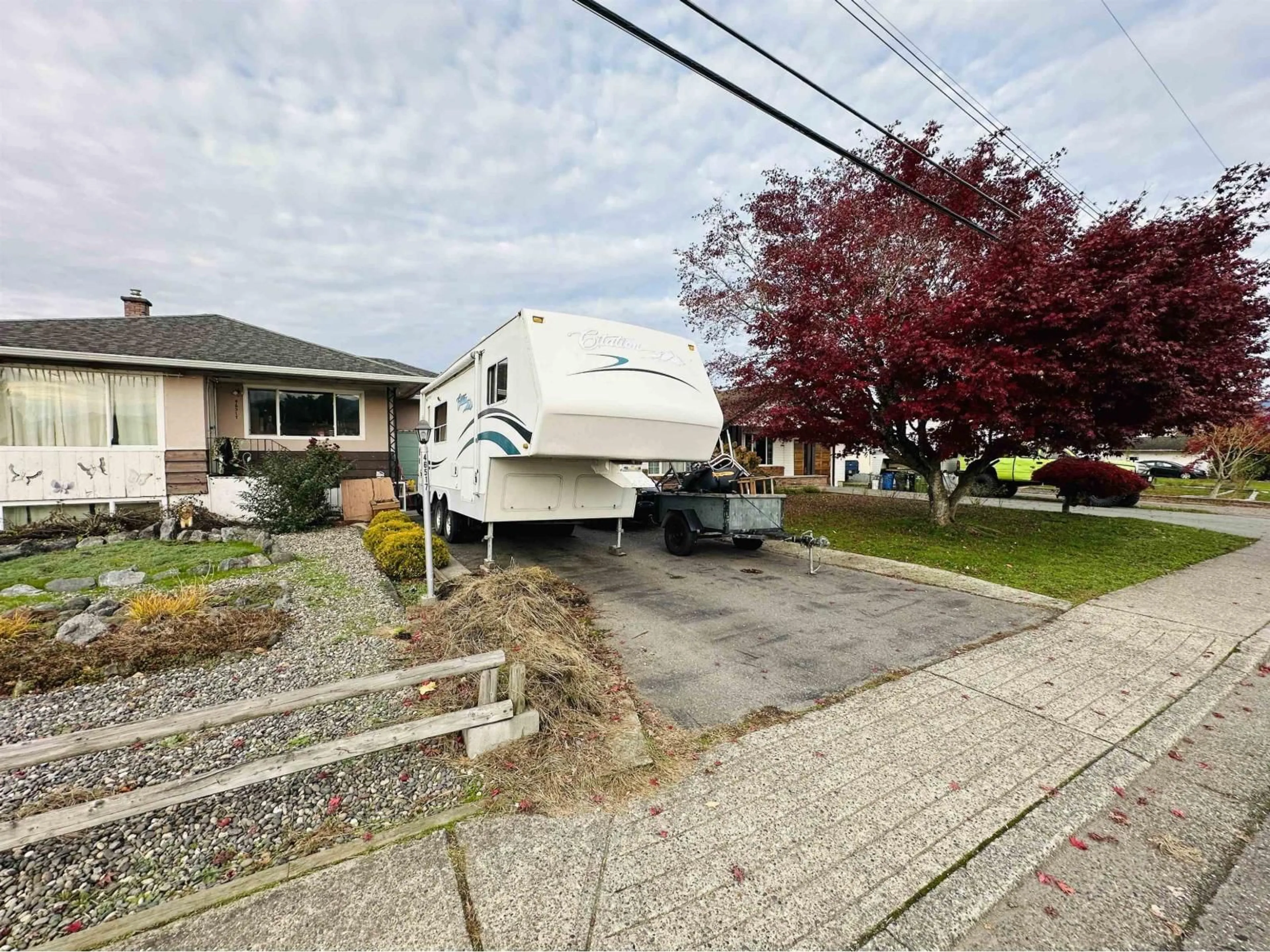 A pic from outside/outdoor area/front of a property/back of a property/a pic from drone, street for 46517 MAPLE AVENUE, Chilliwack British Columbia V2P2K1