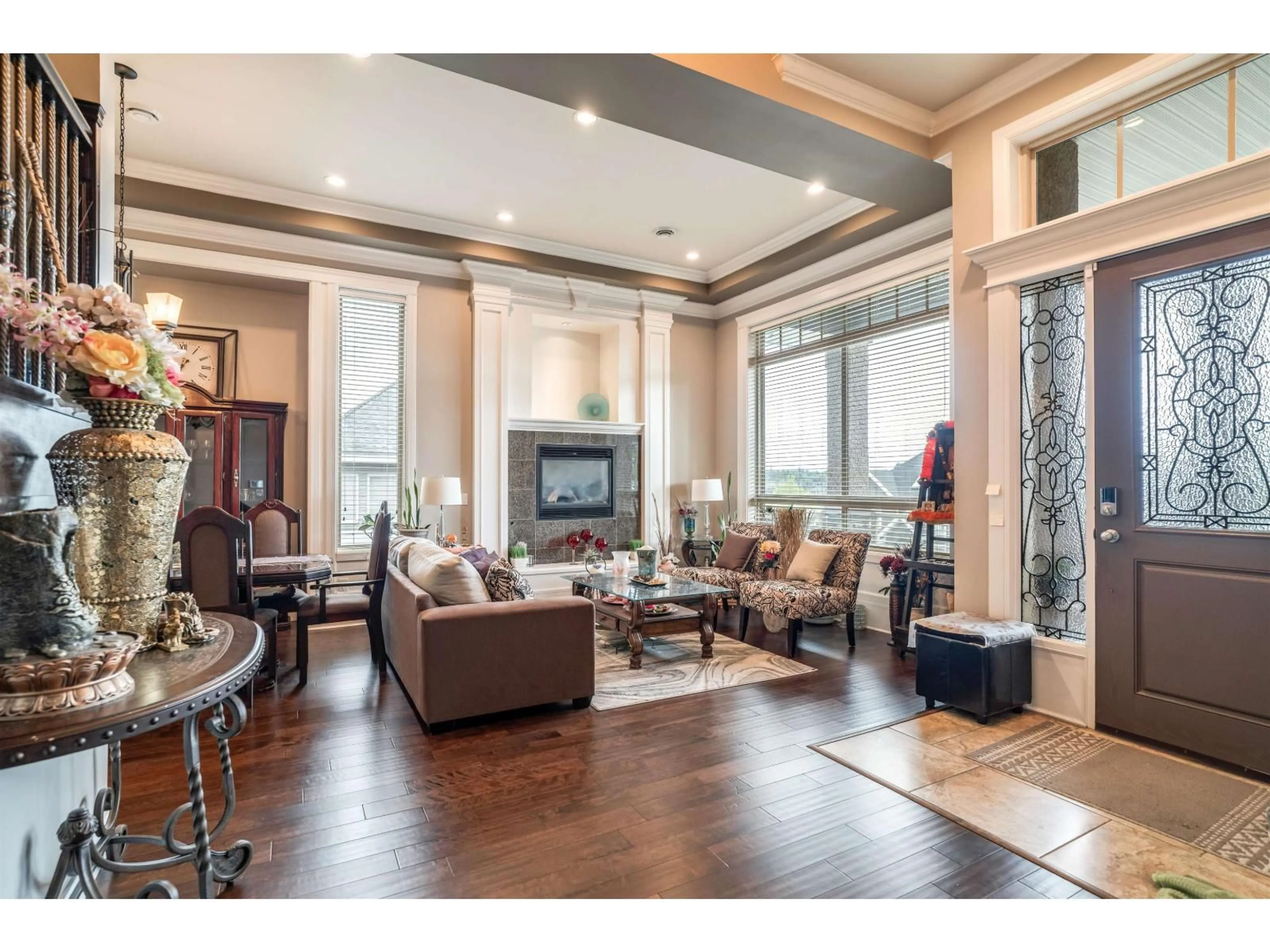 Living room with furniture, wood/laminate floor for 18933 55, Surrey British Columbia V3S6W7