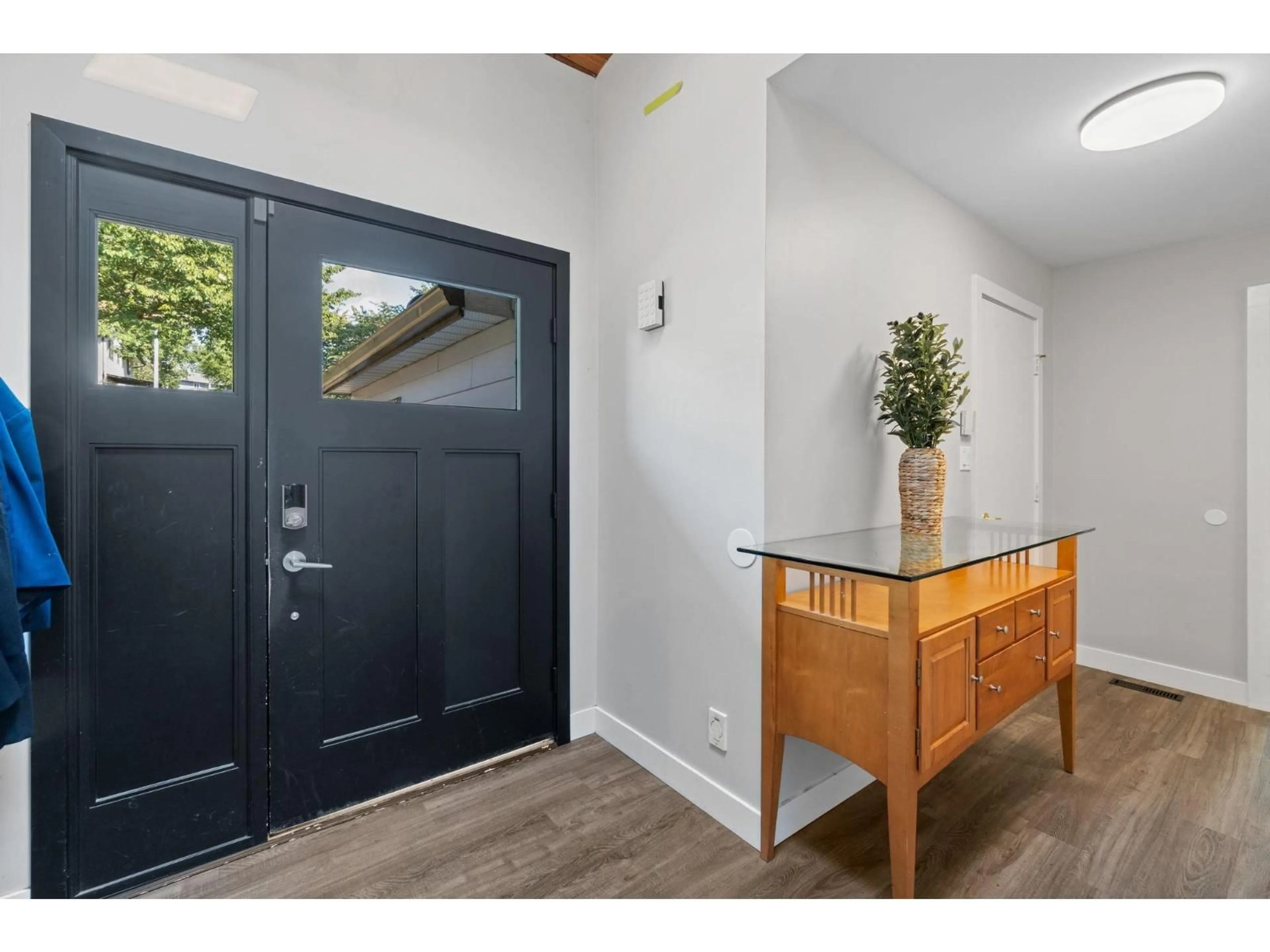 Indoor entryway for 15032 SPENSER, Surrey British Columbia V3S5Z7