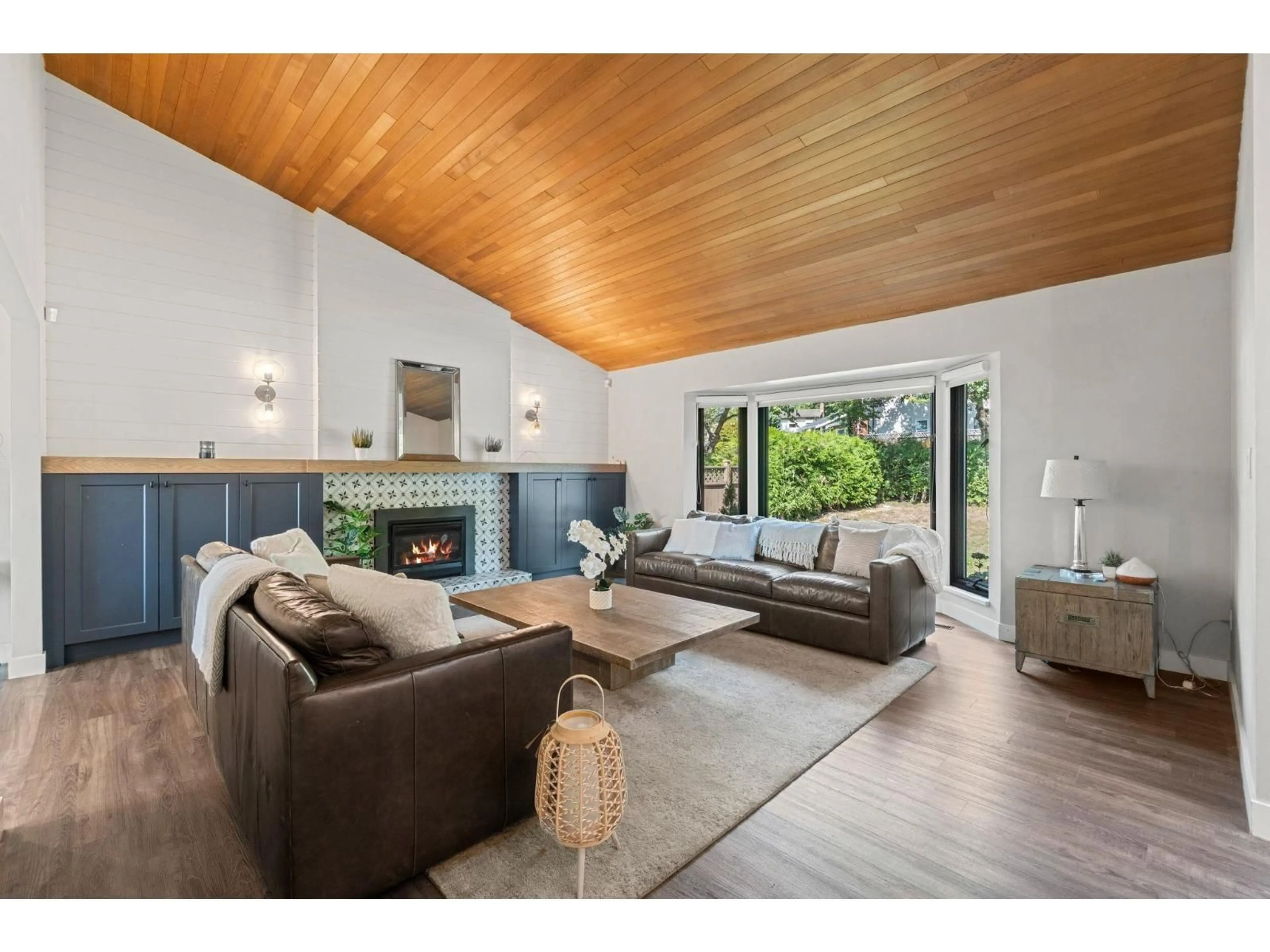 Living room with furniture, wood/laminate floor for 15032 SPENSER, Surrey British Columbia V3S5Z7