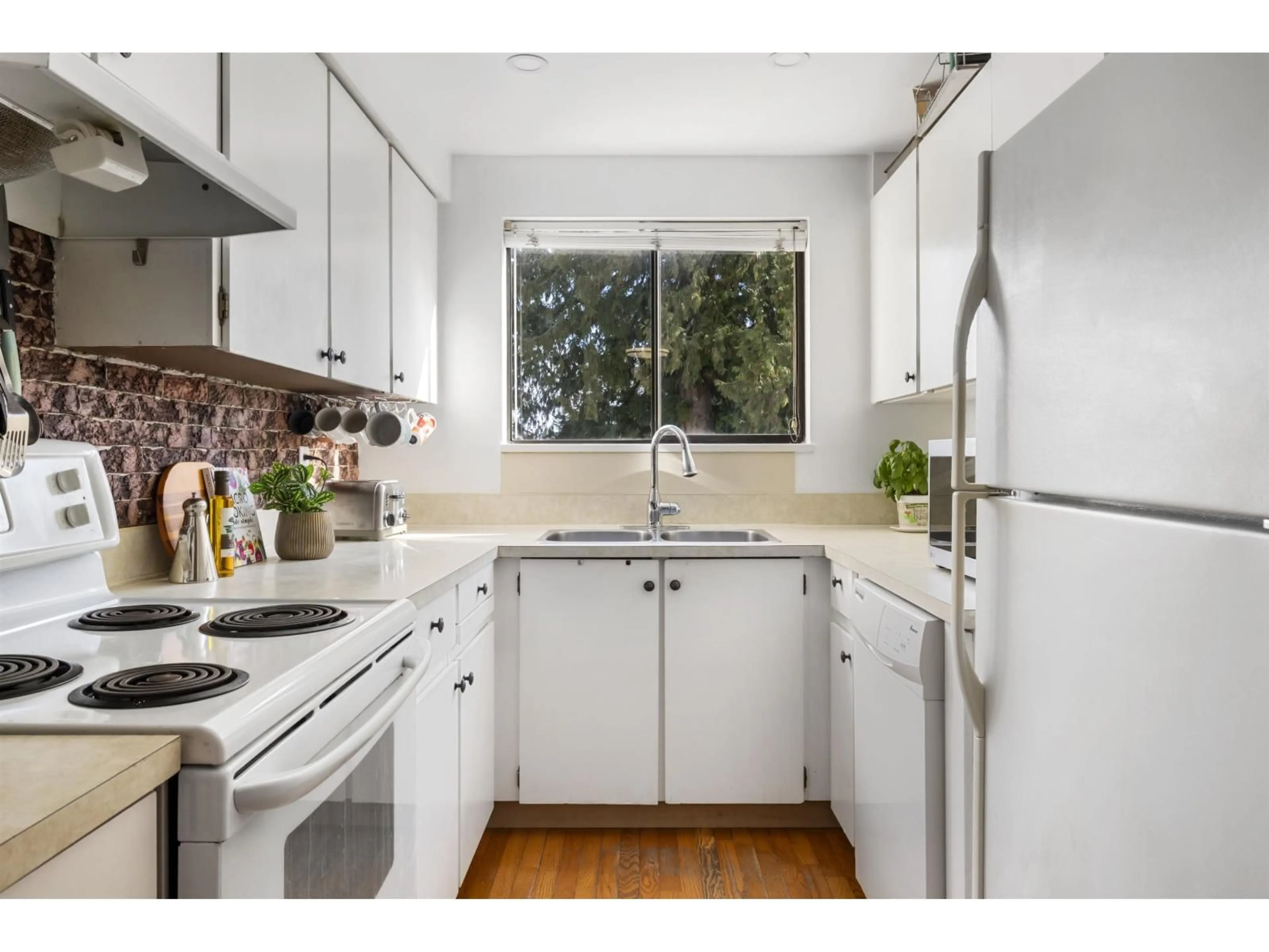 Standard kitchen, unknown for 108 - 9264 122, Surrey British Columbia V3V4L5