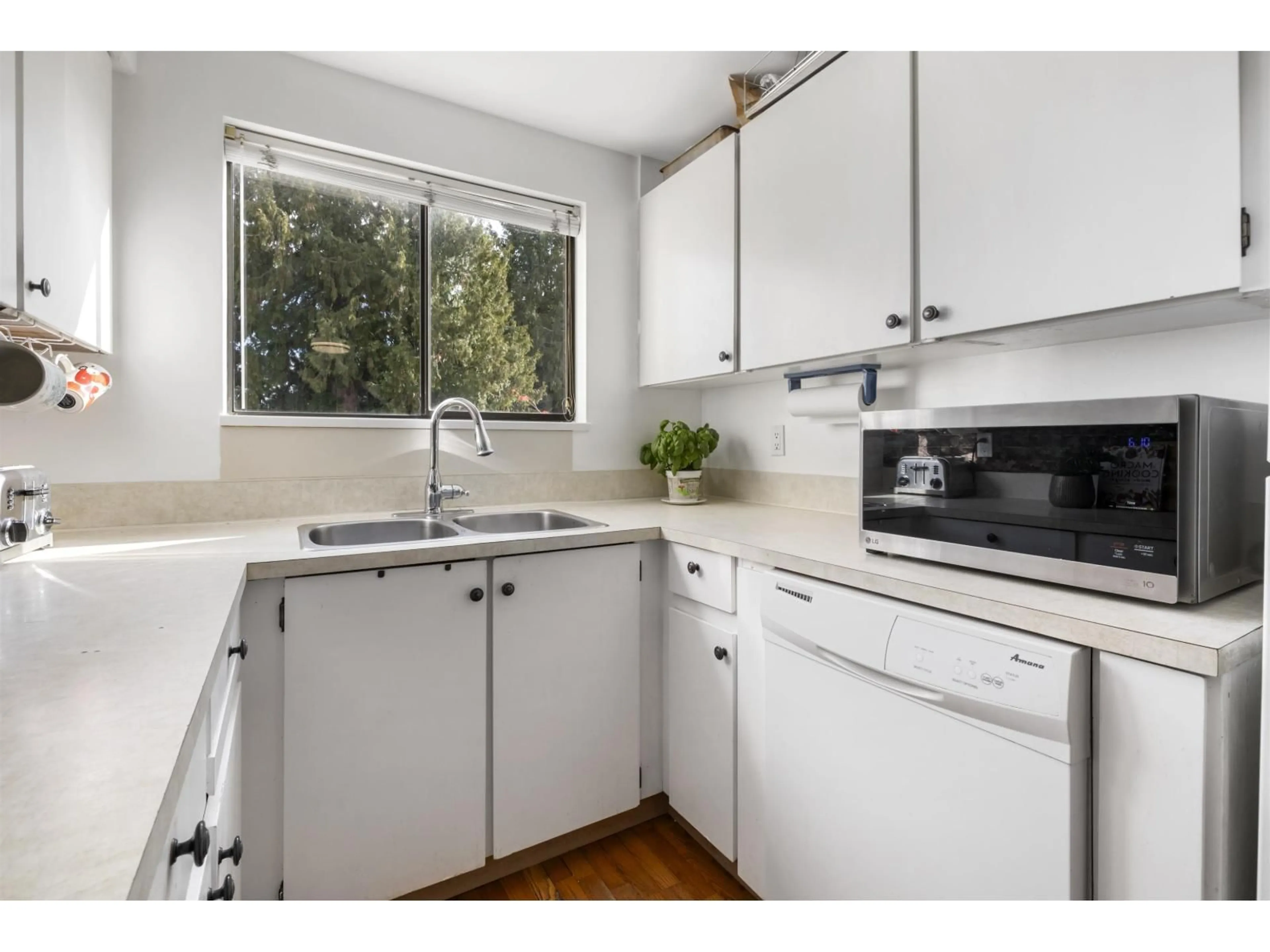 Standard kitchen, unknown for 108 - 9264 122, Surrey British Columbia V3V4L5