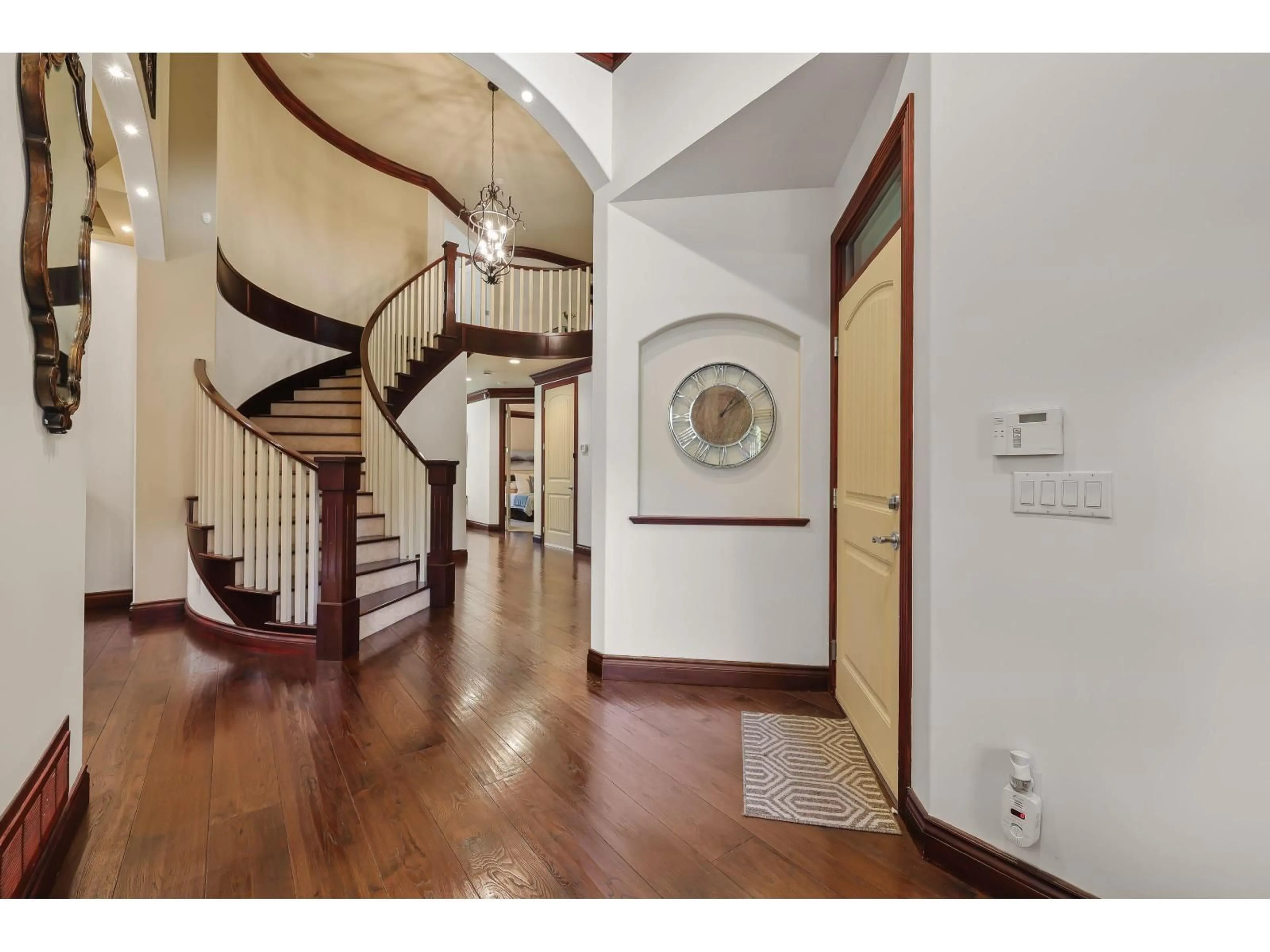 Indoor foyer for 19695 71, Surrey British Columbia V2Y2Z7