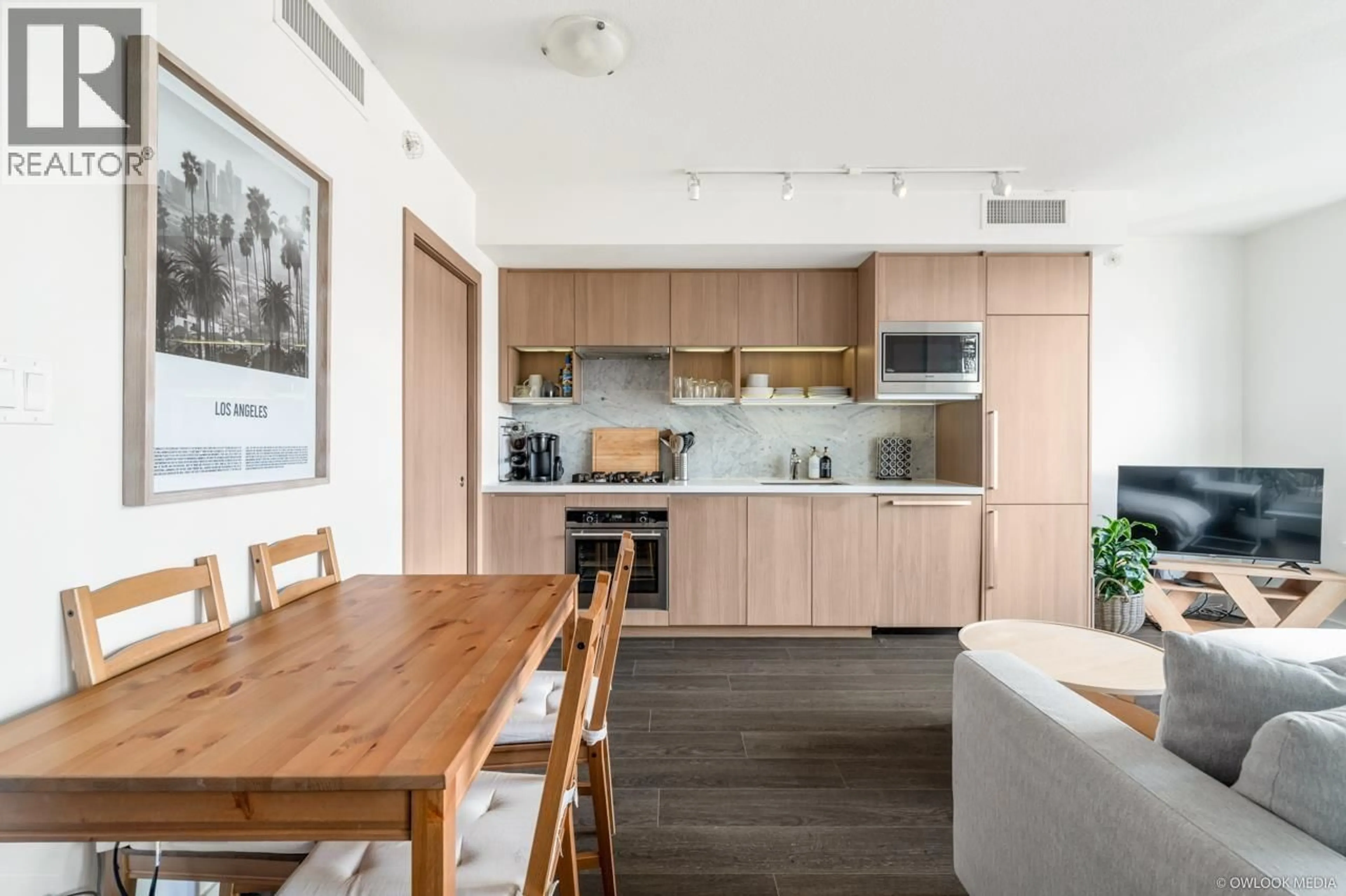 Open concept kitchen, wood/laminate floor for 1523 - 68 SMITHE STREET, Vancouver British Columbia V6B0P4