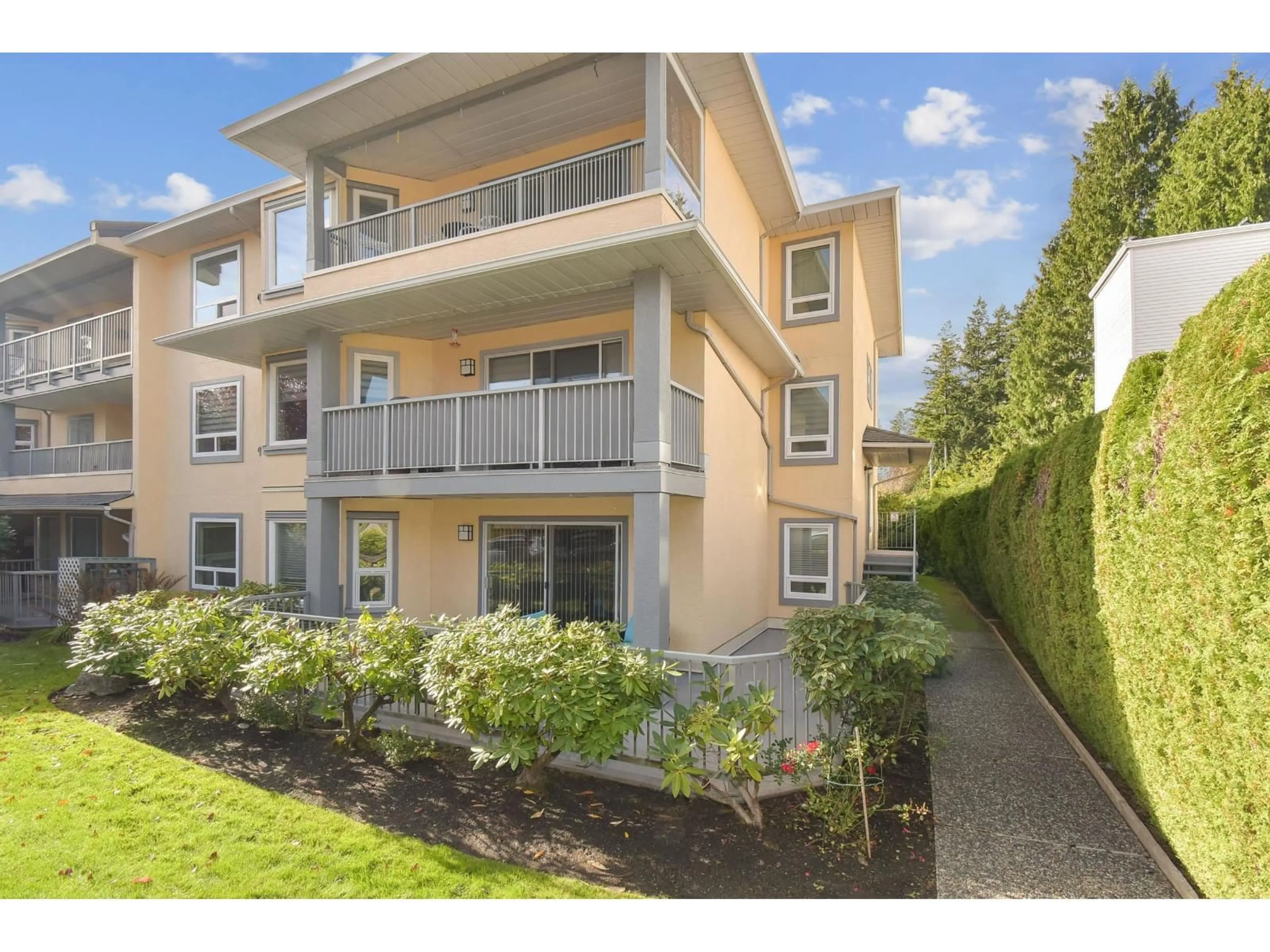A pic from outside/outdoor area/front of a property/back of a property/a pic from drone, street for 107 - 1459 BLACKWOOD, White Rock British Columbia V4B3V6
