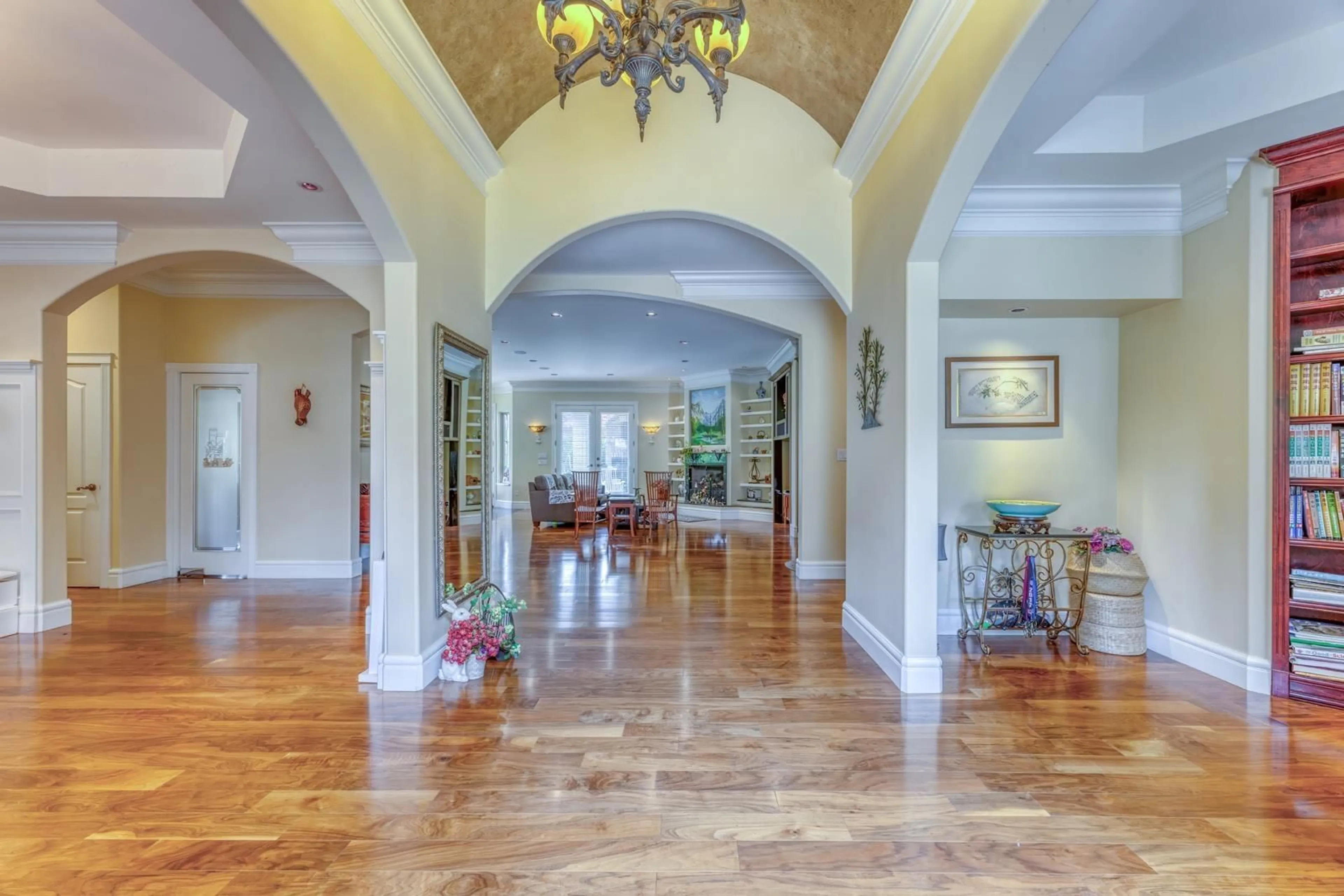 Indoor foyer for 2313 CHANTRELL PARK, Surrey British Columbia V4A9W8