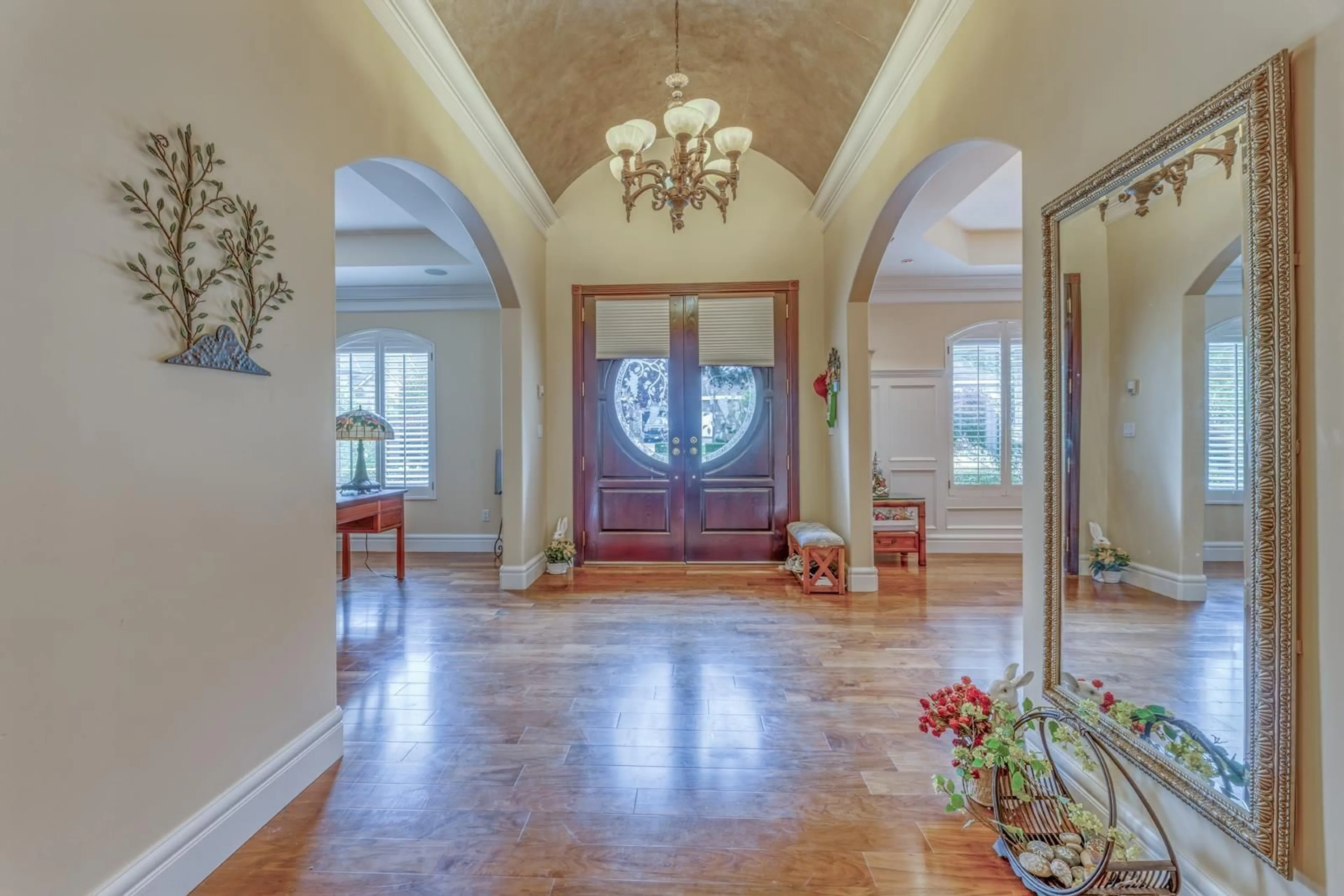 Indoor foyer for 2313 CHANTRELL PARK, Surrey British Columbia V4A9W8
