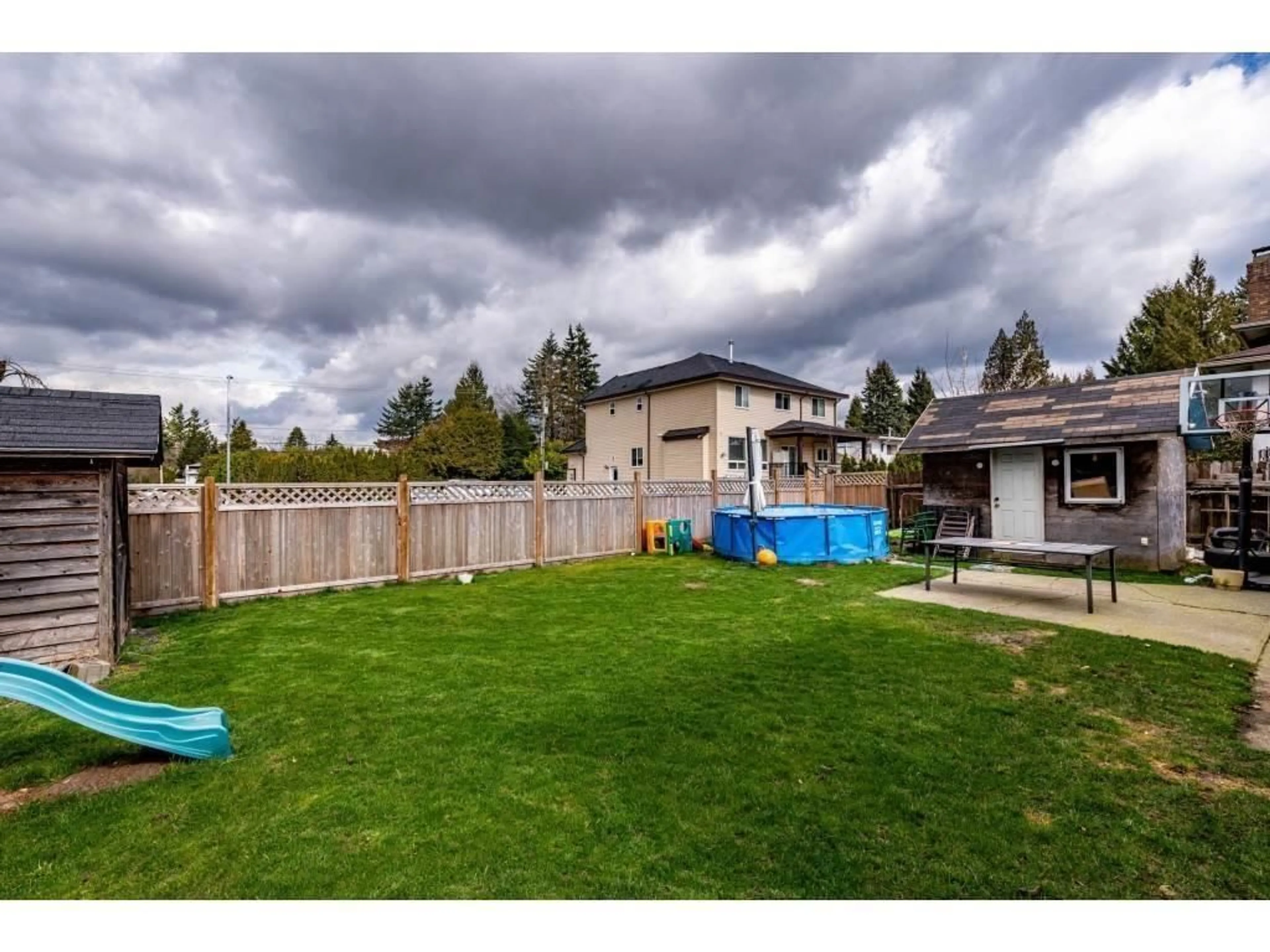 A pic from outside/outdoor area/front of a property/back of a property/a pic from drone, mountain view for 32337 SEAL, Abbotsford British Columbia V2T1K5