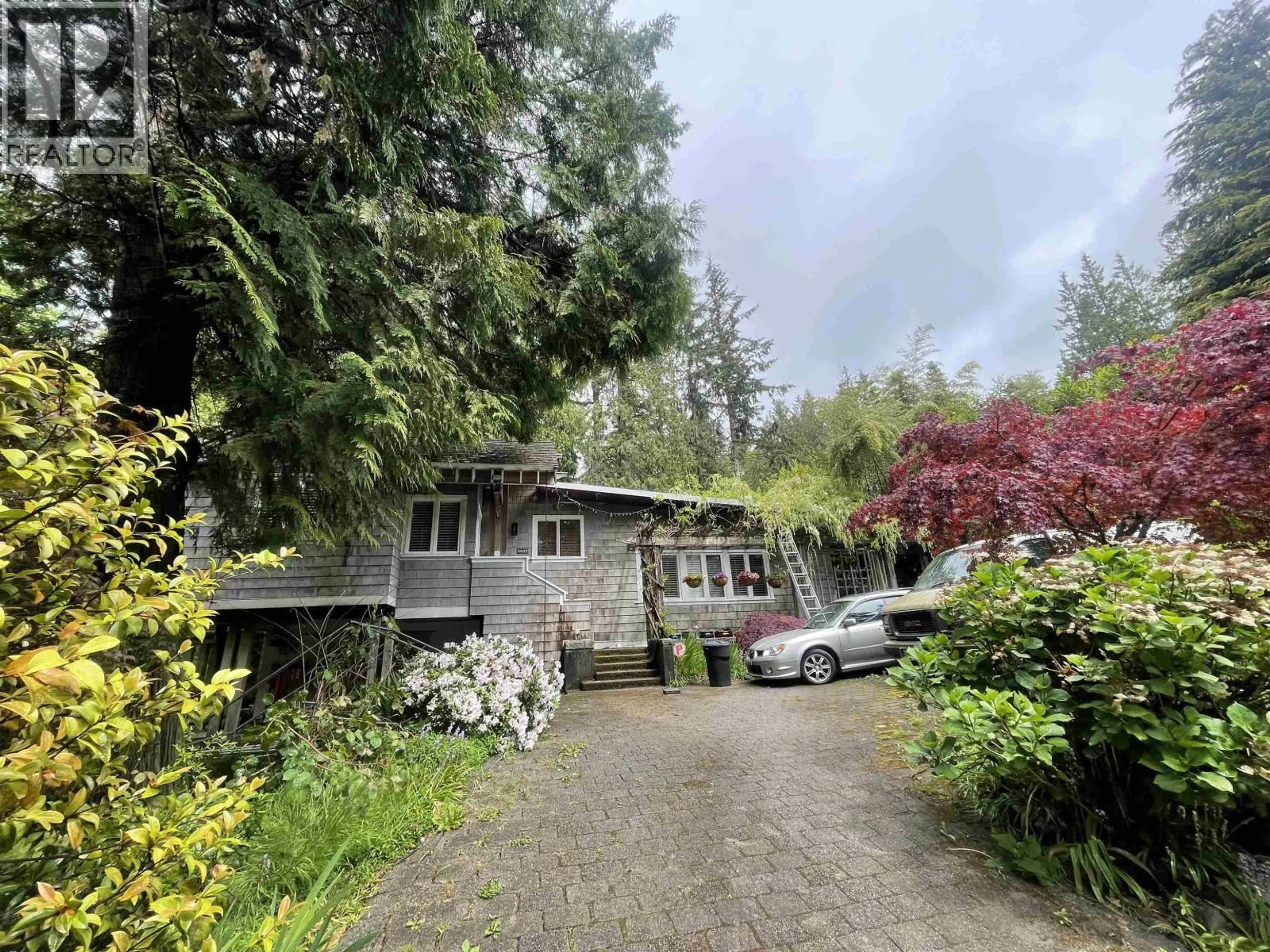 A pic from outside/outdoor area/front of a property/back of a property/a pic from drone, street for 3937 WESTRIDGE AVENUE, West Vancouver British Columbia V7V3H6