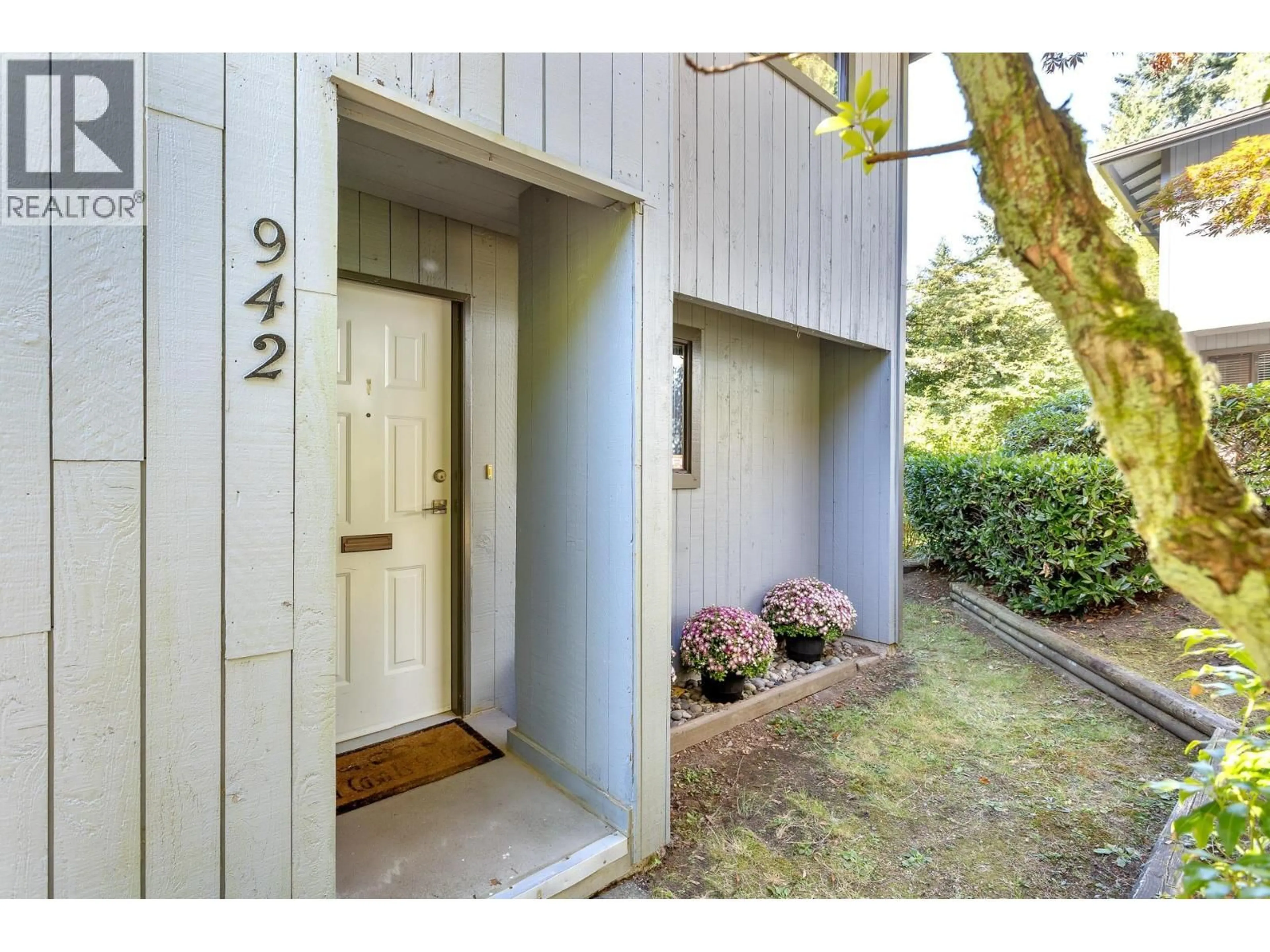 Indoor entryway for 942 BLACKSTOCK ROAD, Port Moody British Columbia V3H3S2