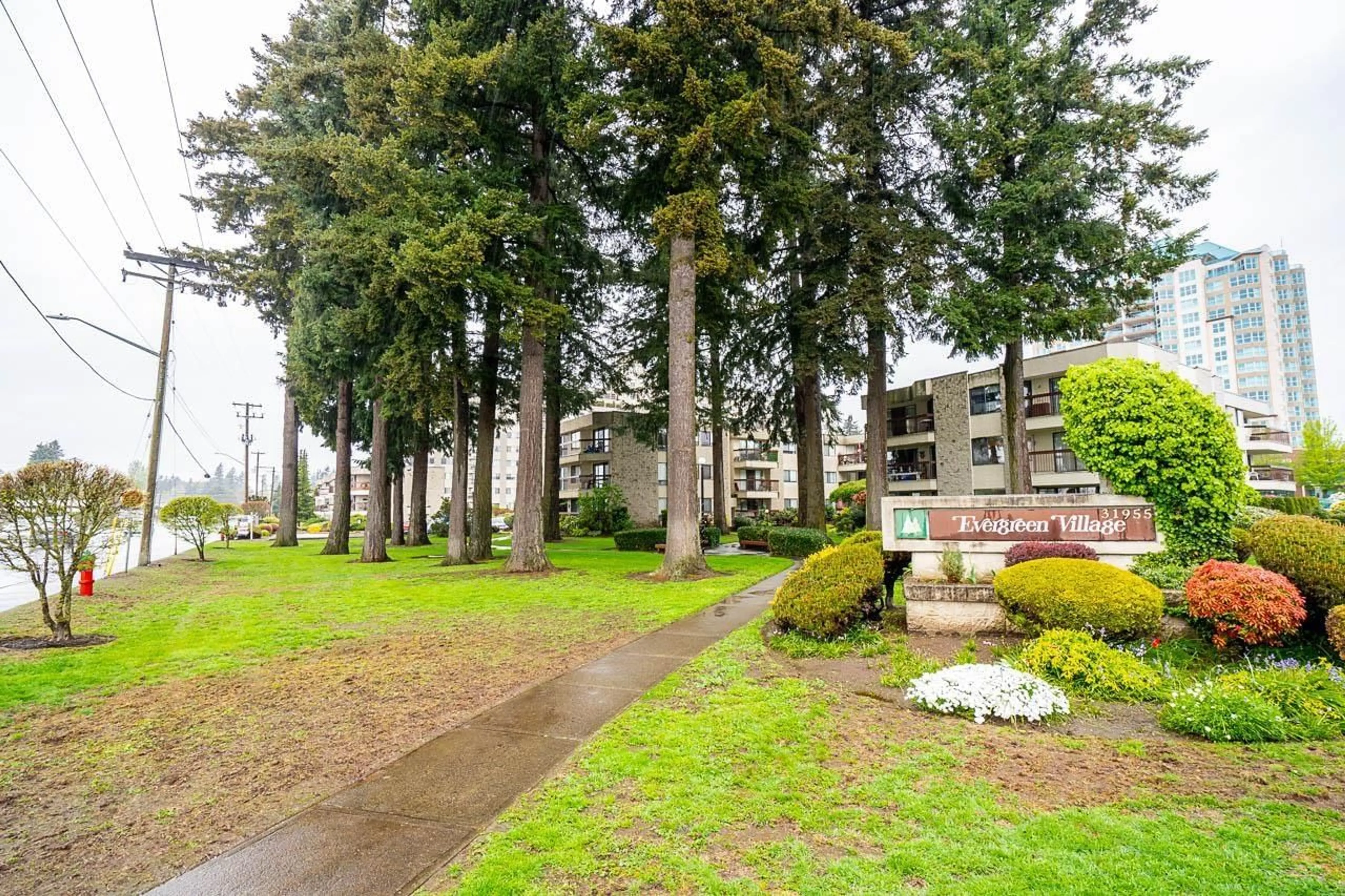 Patio, street for 301 - 31955 OLD YALE, Abbotsford British Columbia V2T4N1