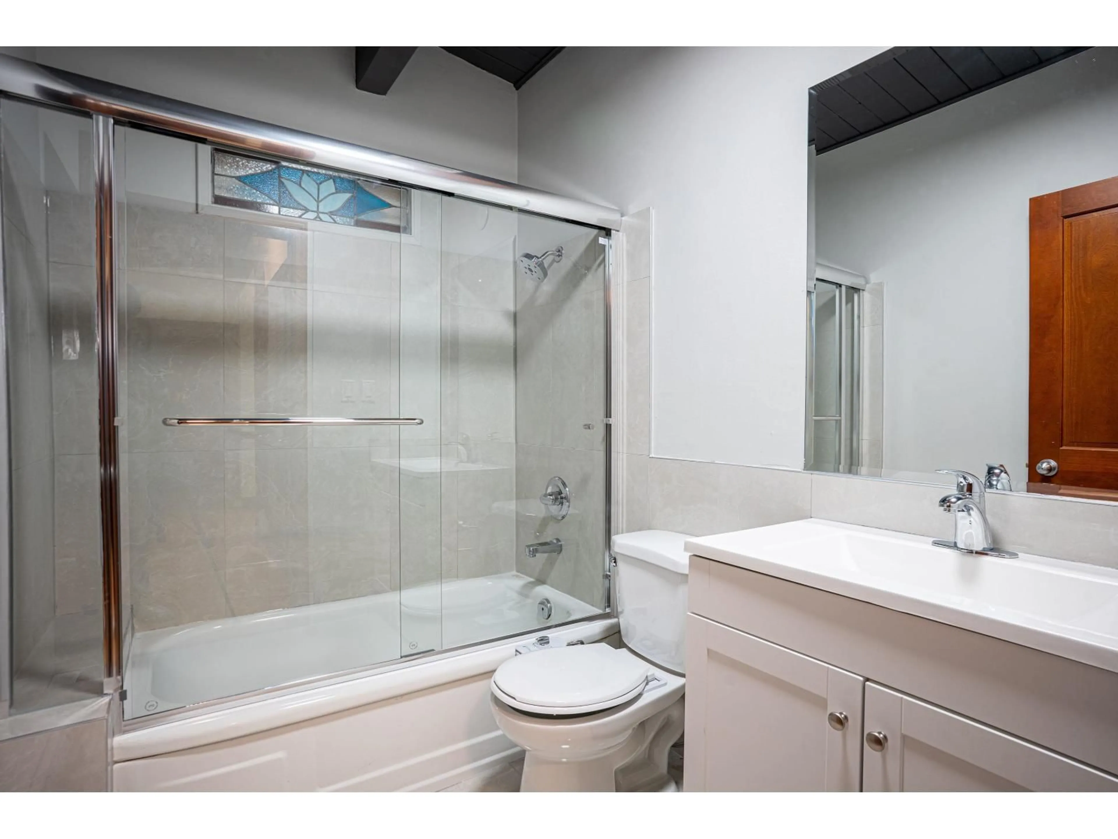Standard bathroom, ceramic/tile floor for 9714 131, Surrey British Columbia V3T3P3