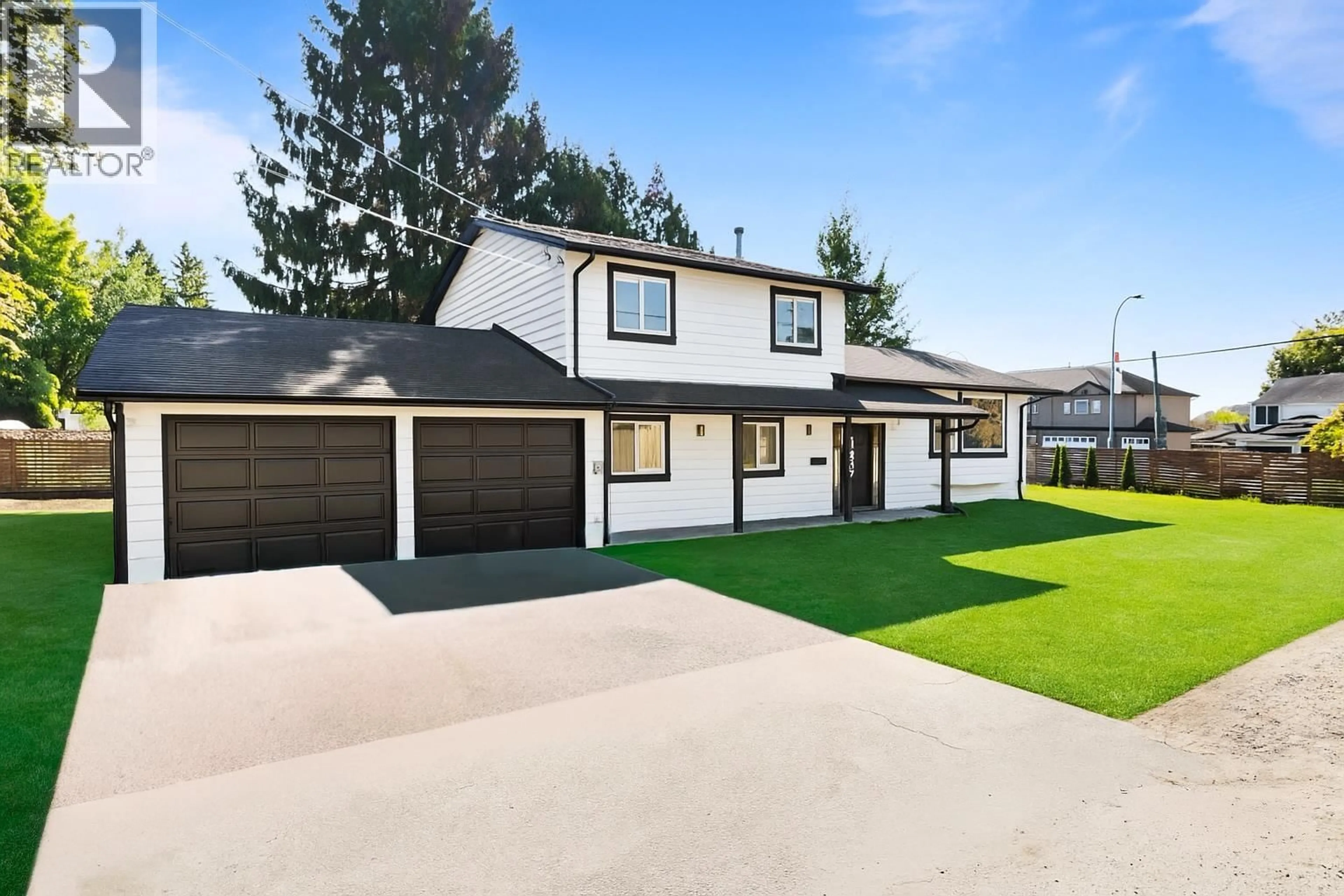 Home with vinyl exterior material, street for 20306 116 AVENUE, Maple Ridge British Columbia V2X1Y3
