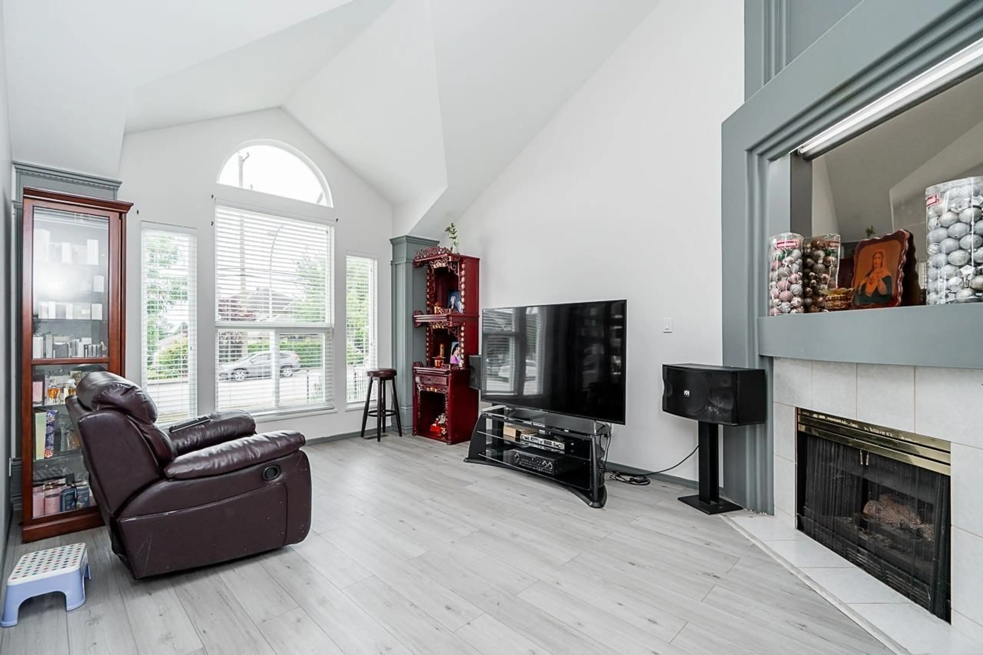 Living room with furniture, unknown for 16089 80, Surrey British Columbia V4N0X1