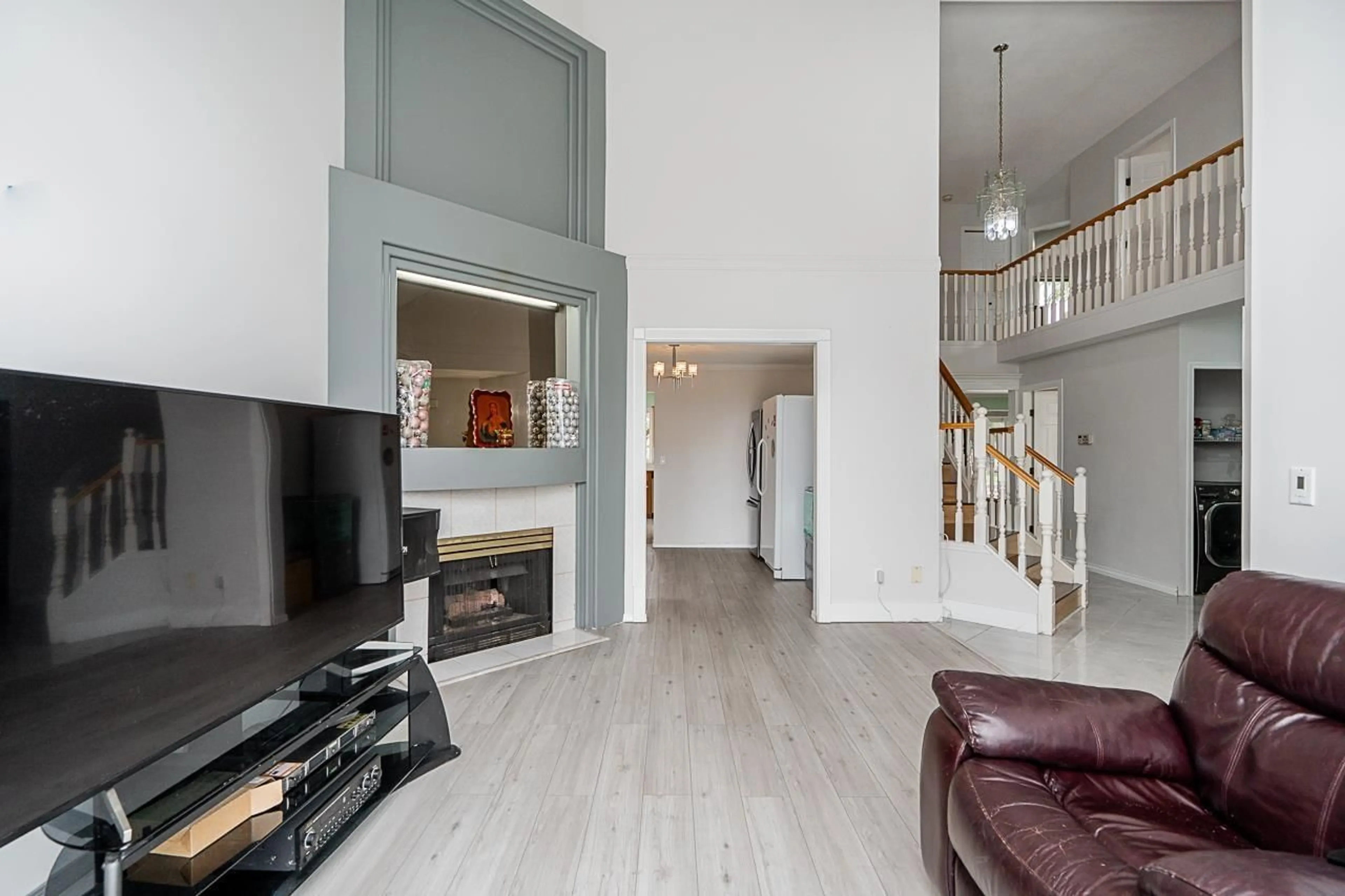 Living room with furniture, unknown for 16089 80, Surrey British Columbia V4N0X1